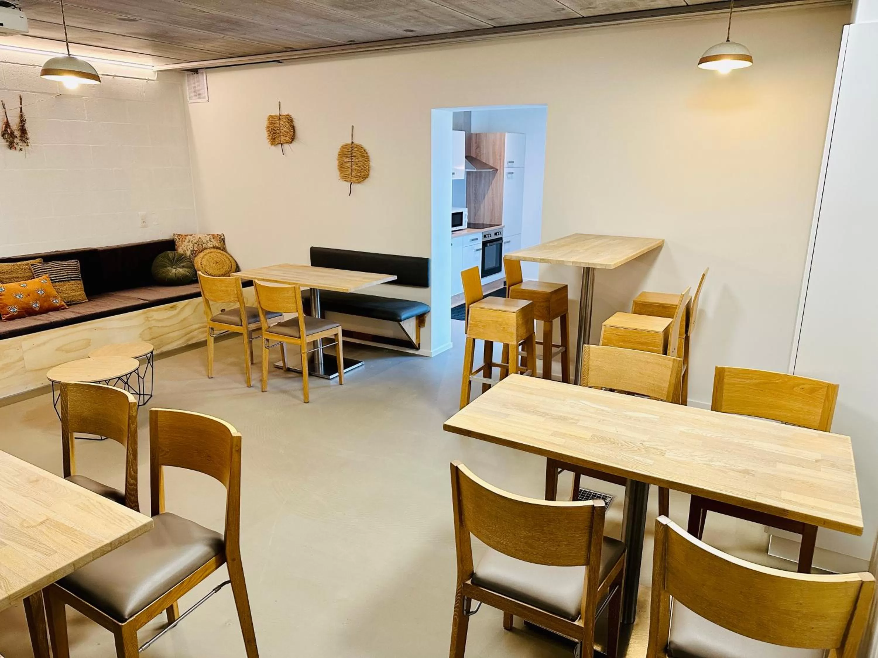 Communal lounge/ TV room, Restaurant/Places to Eat in La Bel échappée