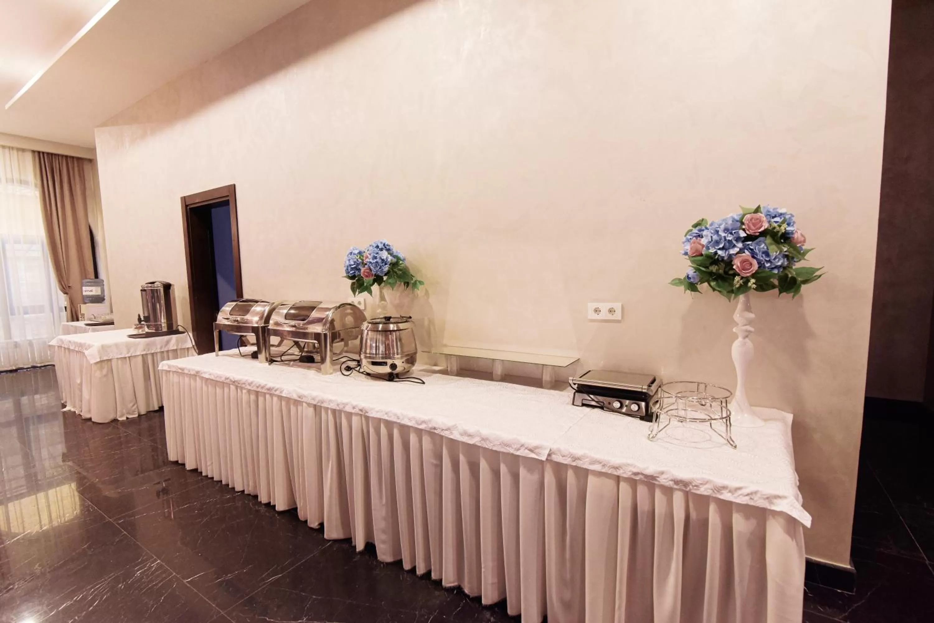 Restaurant/places to eat in East Palace Hotel