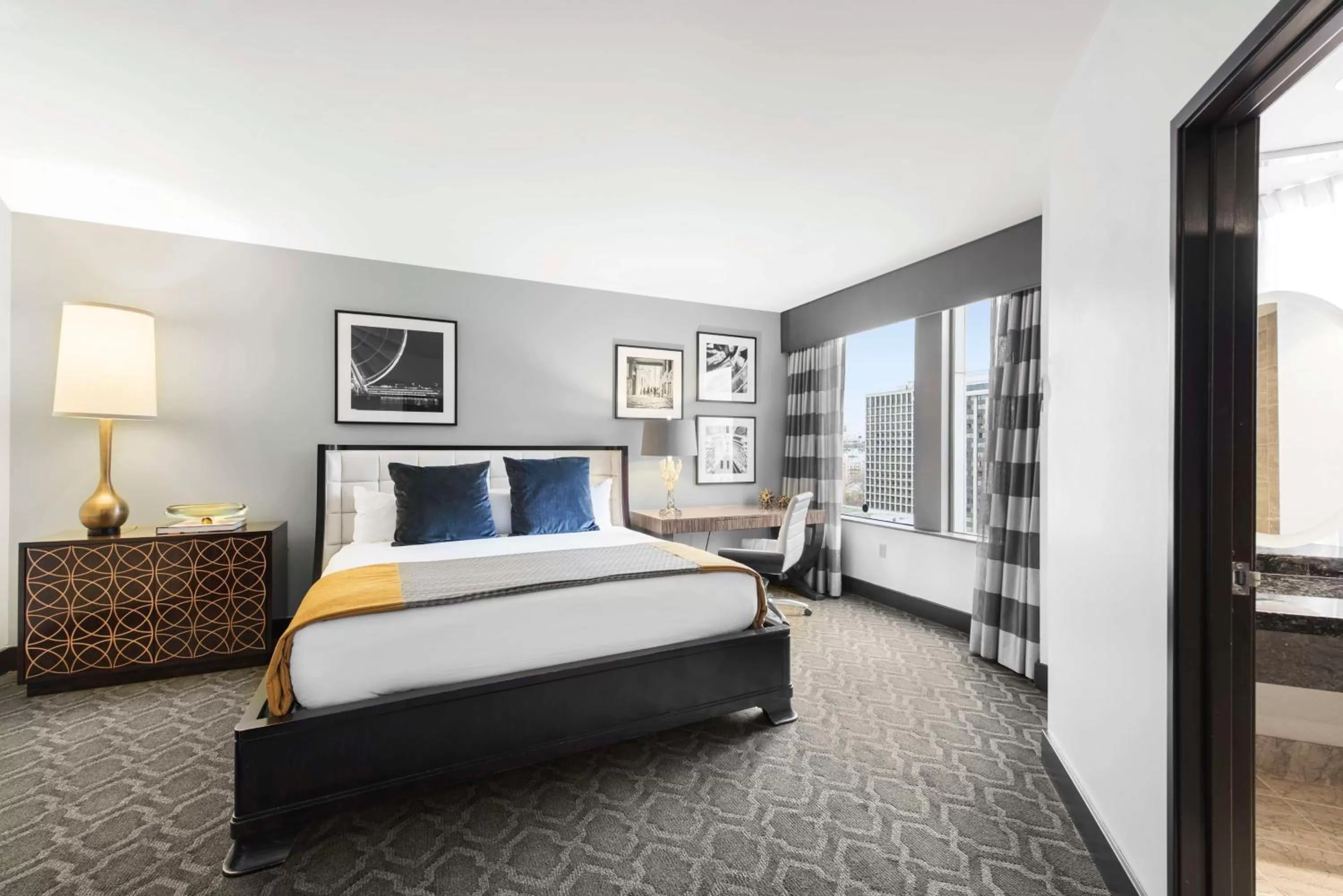 Bed in Hilton Motif Seattle