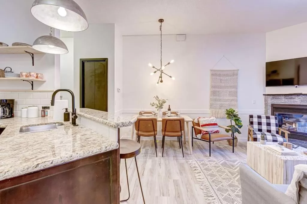 Kitchen or kitchenette in Mountain Retreat, Pool & Hot Tub, BBQ, Patio, King Bed, Sleeps 6!