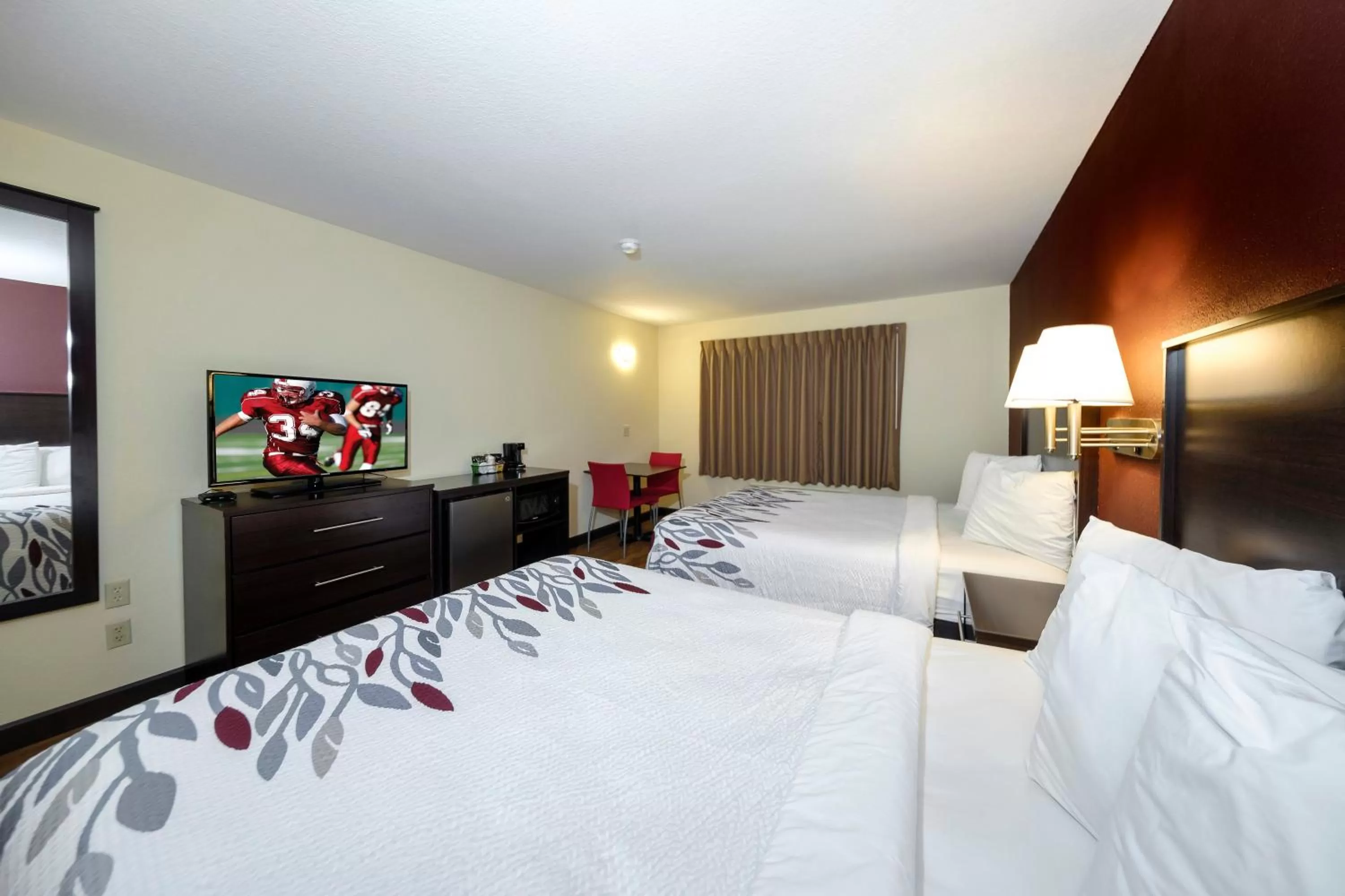 Photo of the whole room, Bed in Red Roof Inn Osage Beach - Lake of the Ozarks