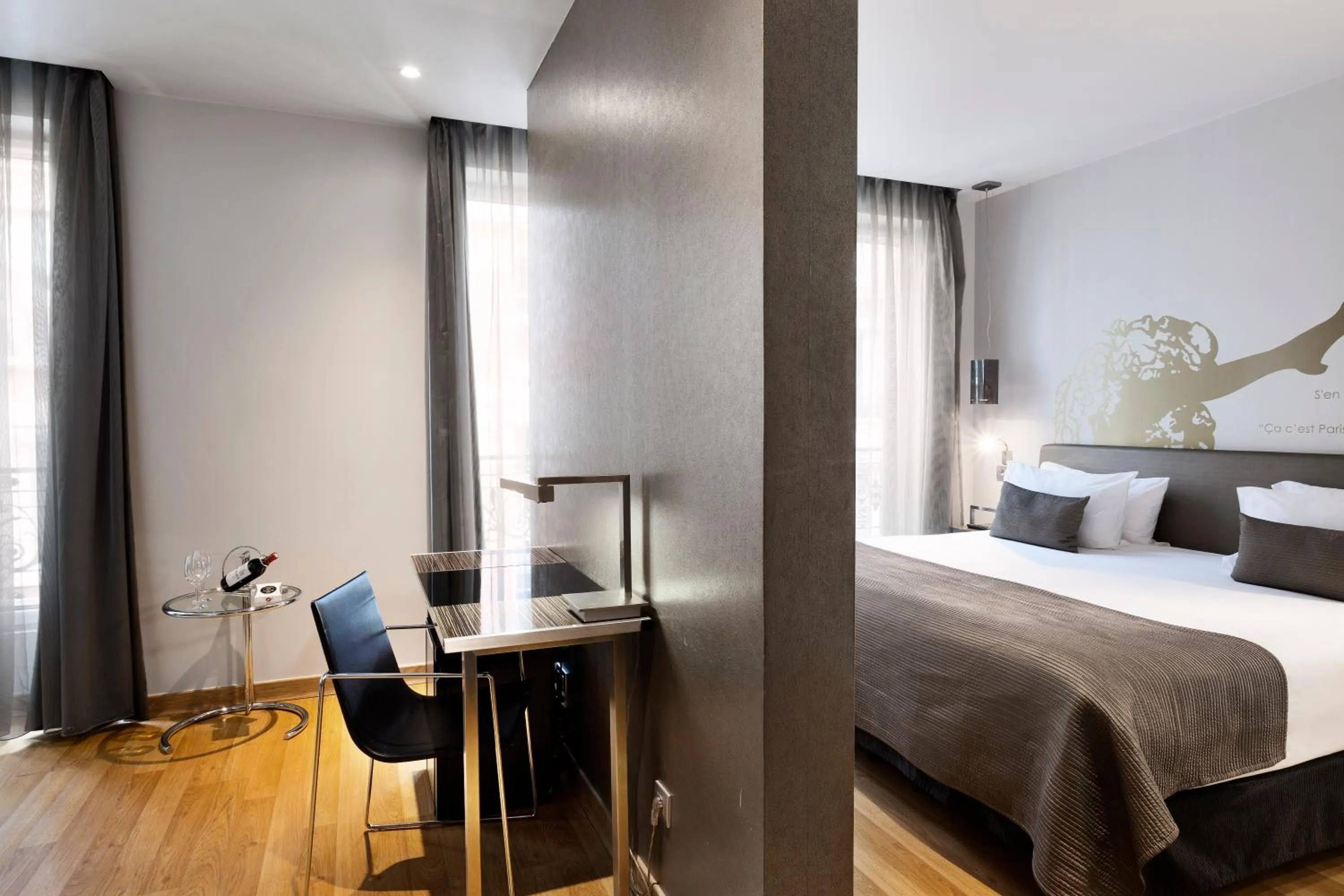 Photo of the whole room, Bed in Exe Panorama