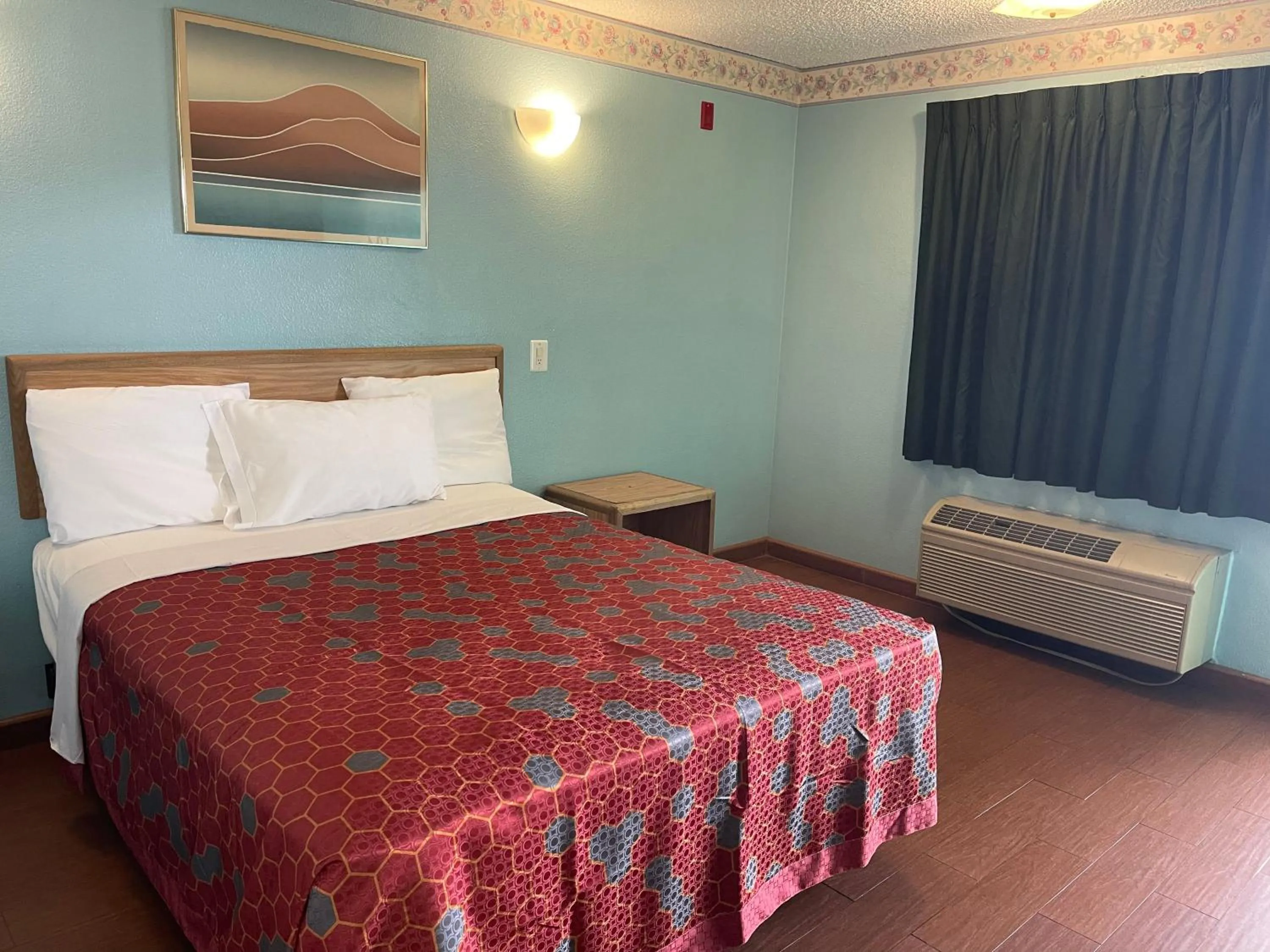 Bed in Chester Inn Motel