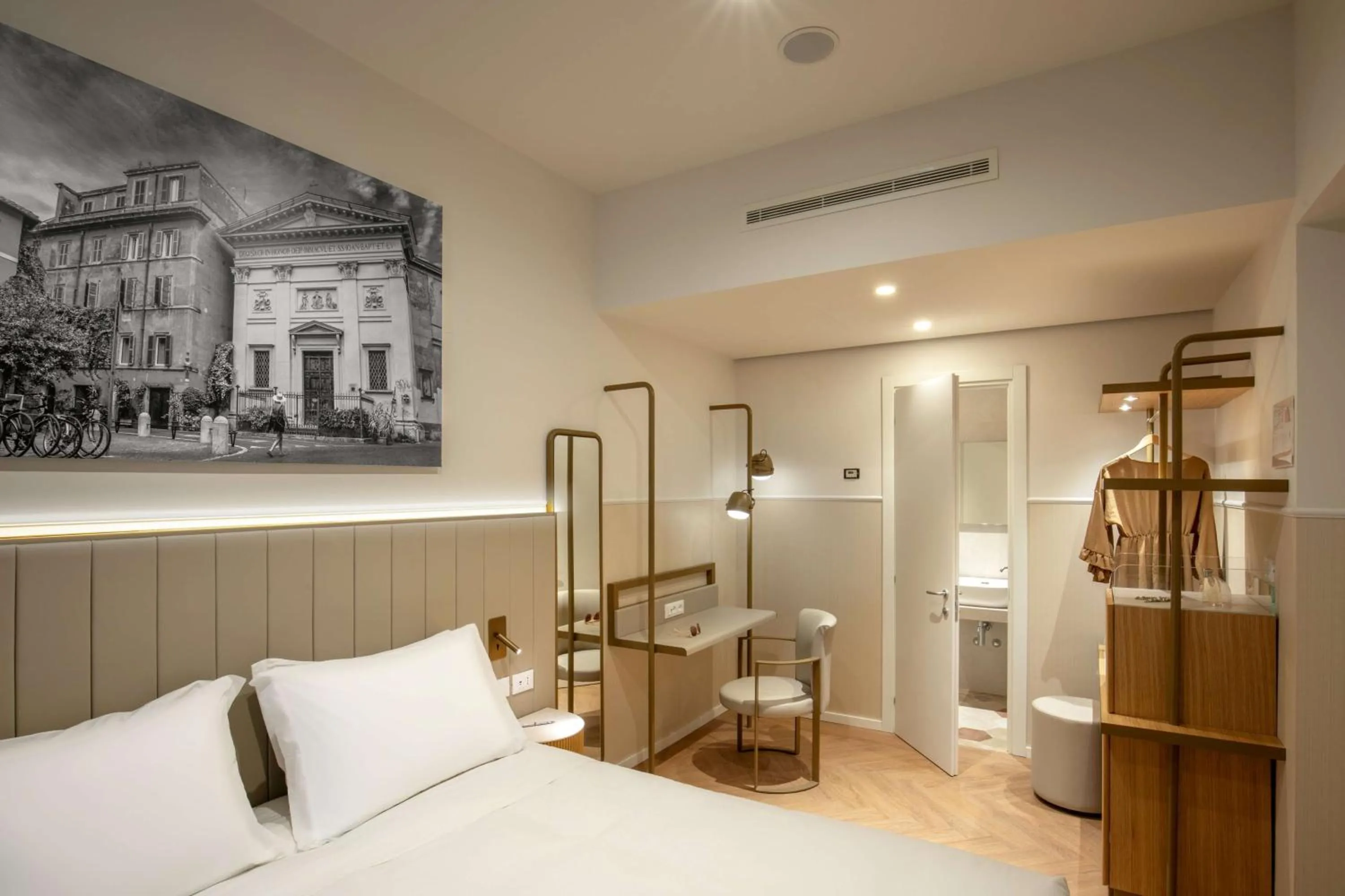 Bedroom, Bed in Cosmopolita Hotel Rome, Tapestry Collection by Hilton