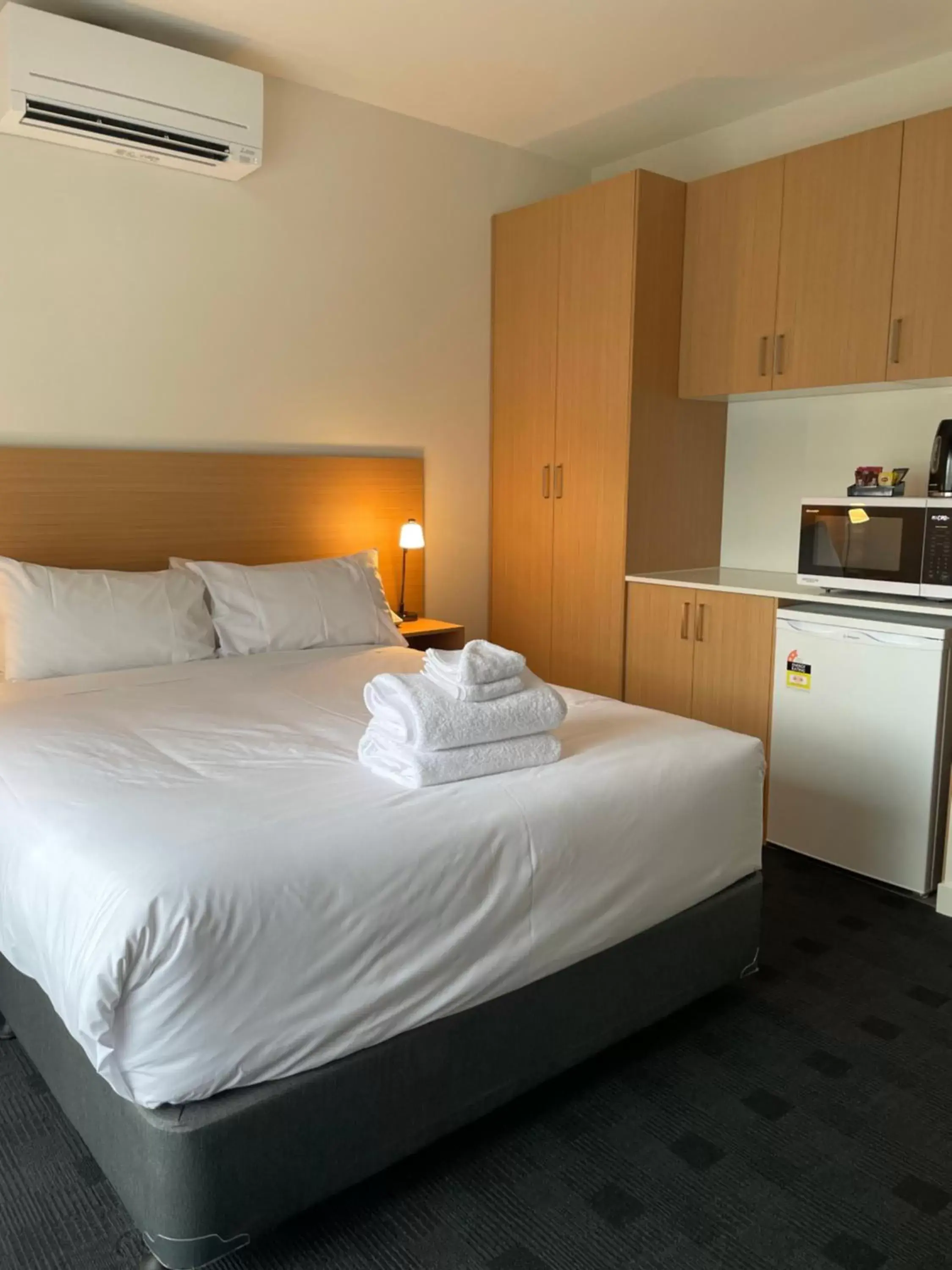 Deluxe Queen Room in Whittlesea Motel Deluxe Queen Room in Whittlesea Motel