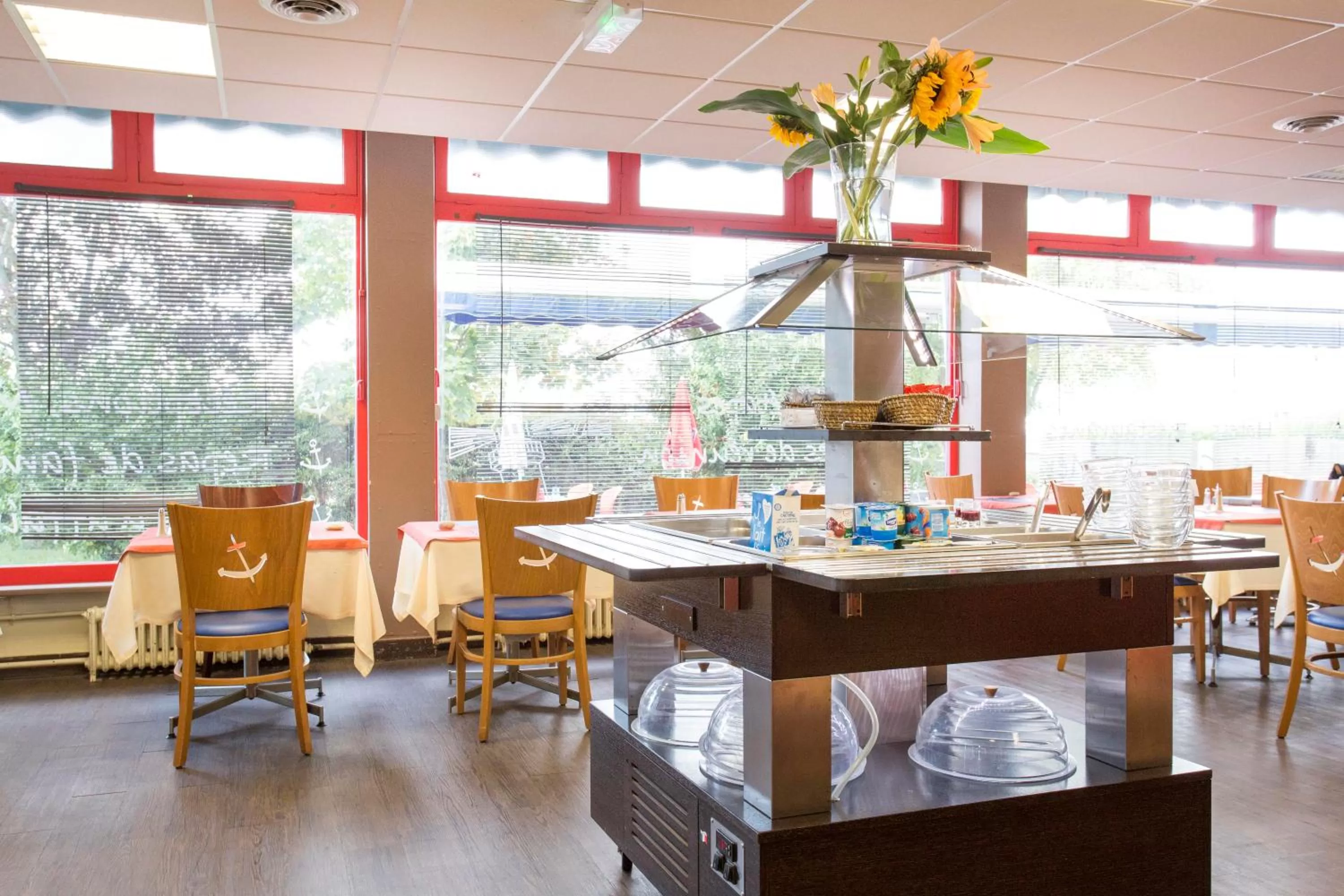 Breakfast in Hôtel Les Gens De Mer Lorient by Popinns