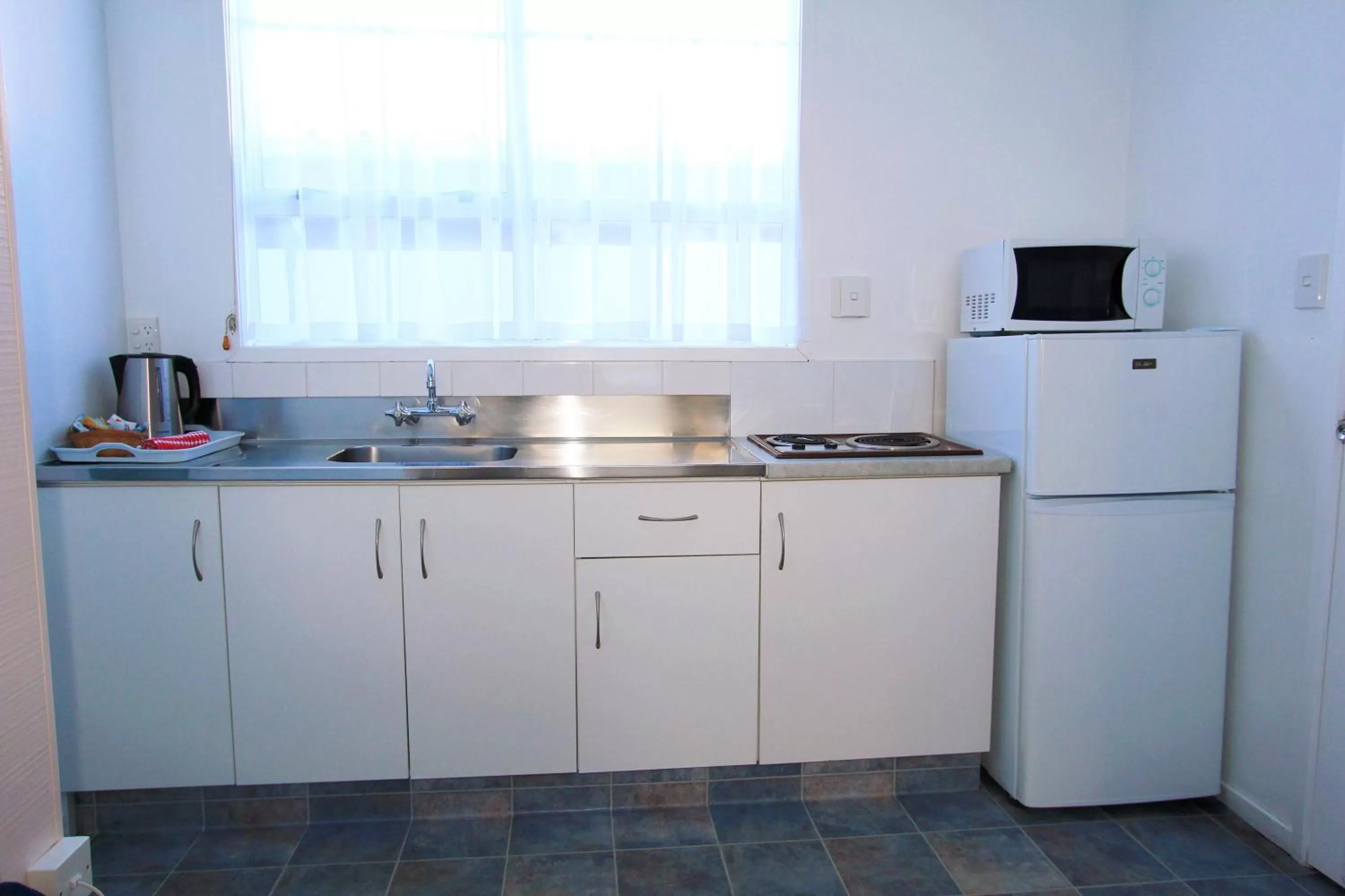 Kitchen or kitchenette in Golden Glow Motel