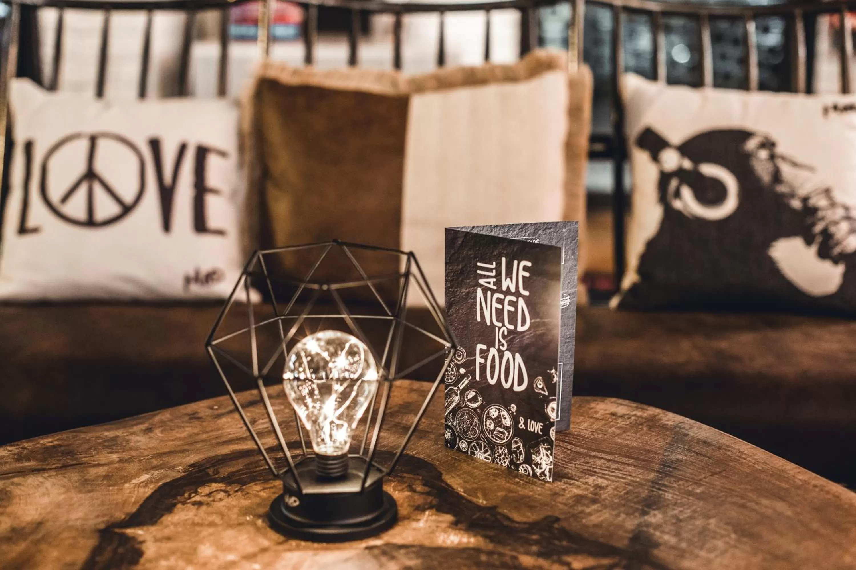 Restaurant/places to eat in ibis Styles Lausanne Center MadHouse