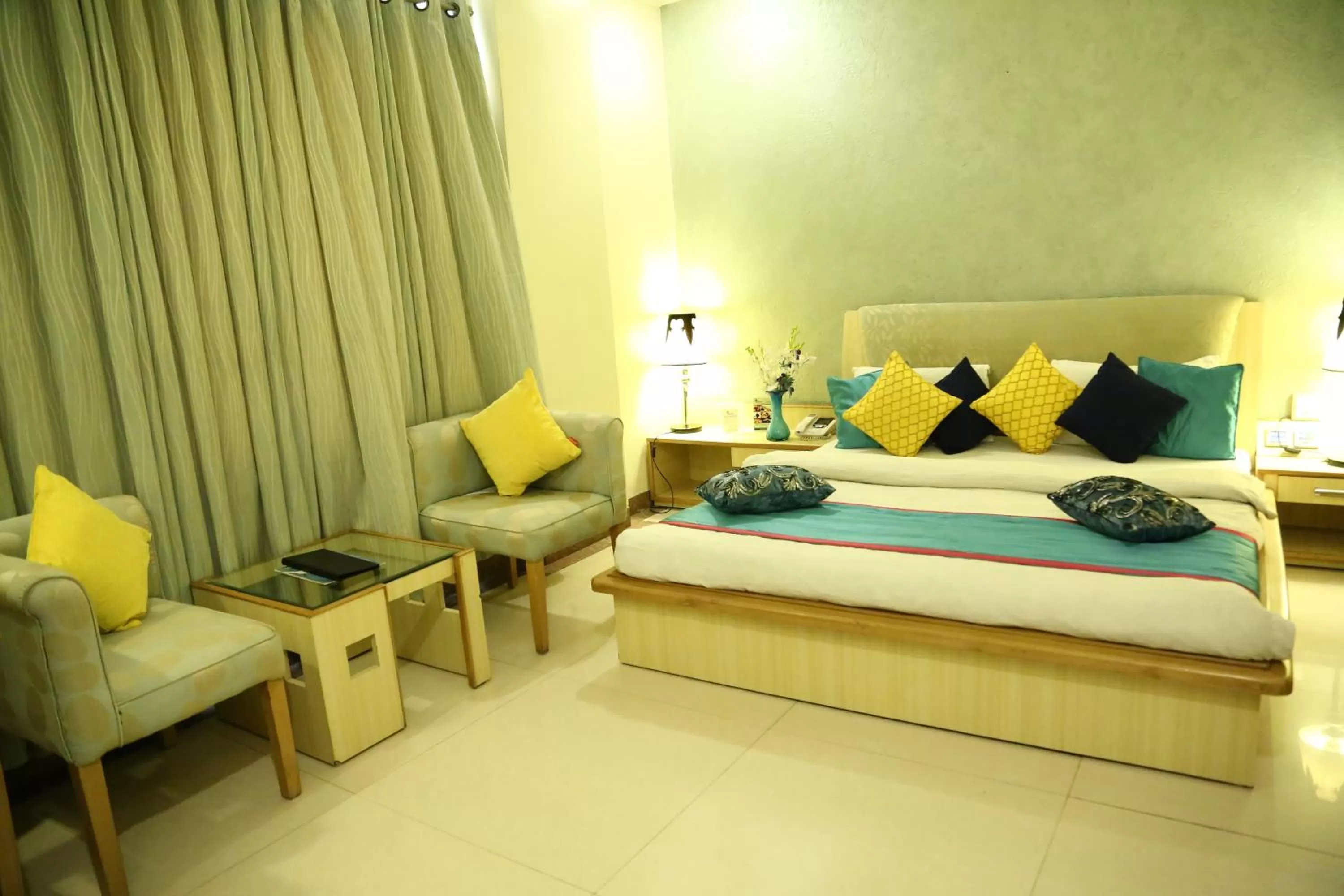Living room, Bed in Hotel Rajshree & Spa