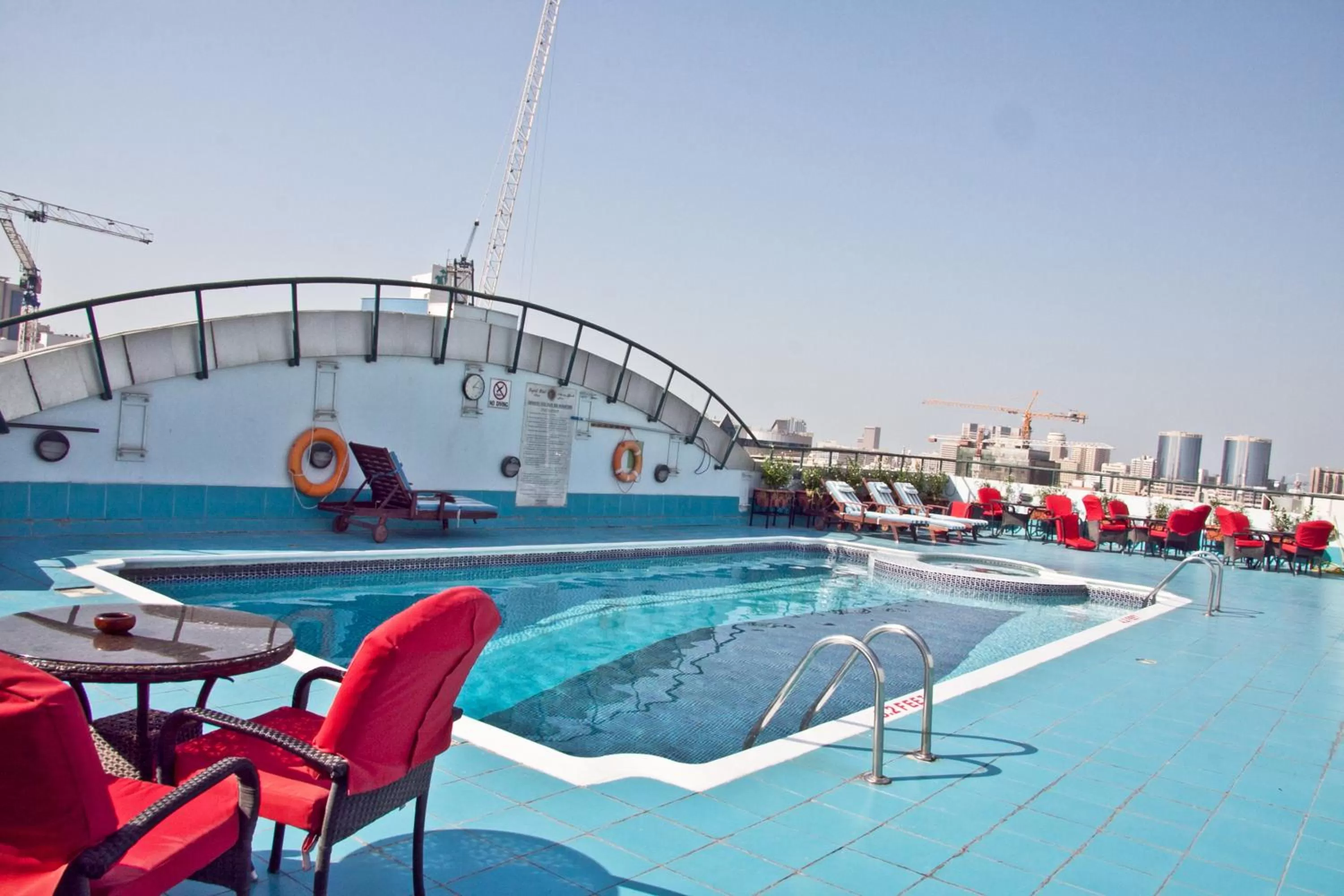 Swimming pool in Regent Palace Hotel