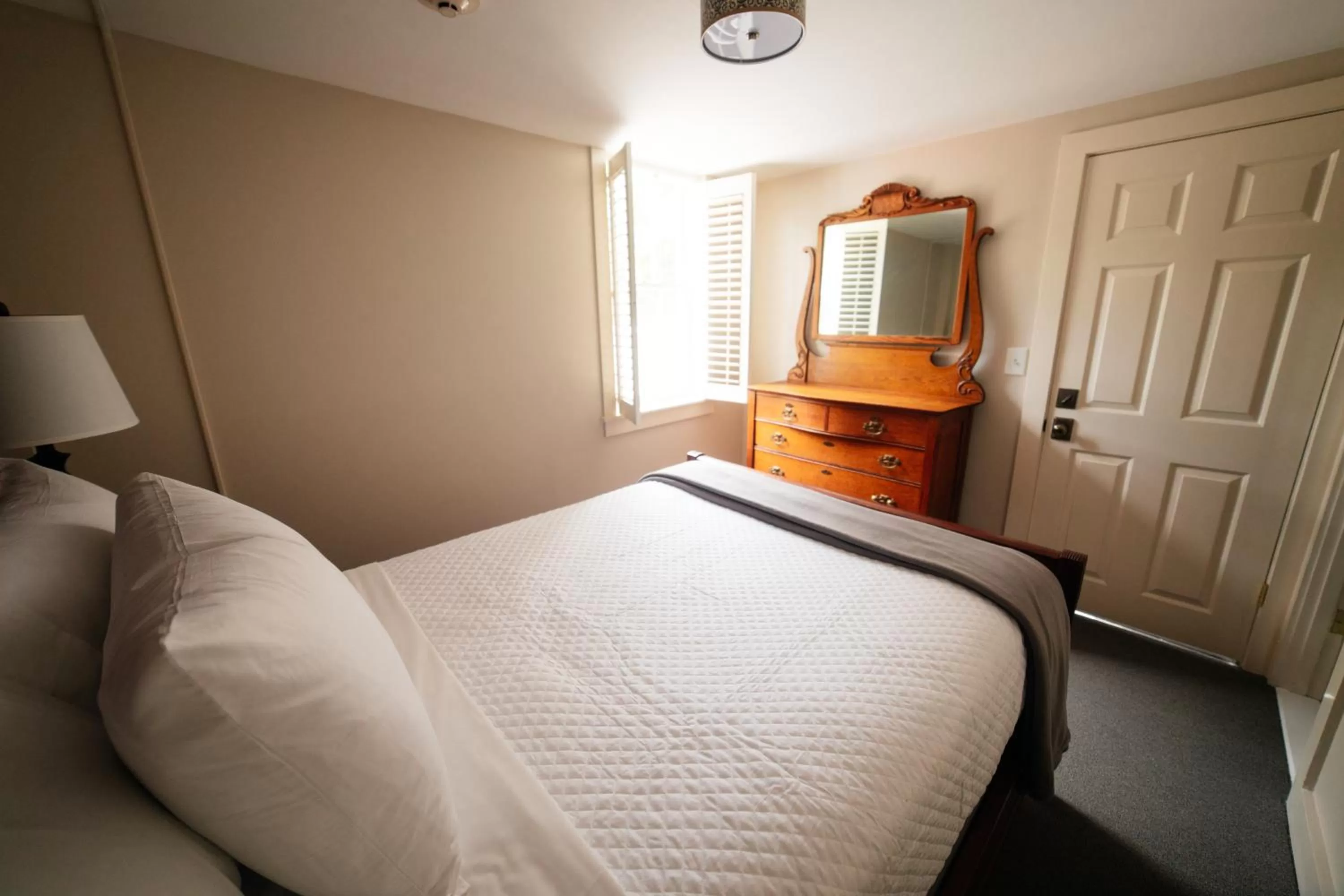 Photo of the whole room, Bed in The General Stanton Inn