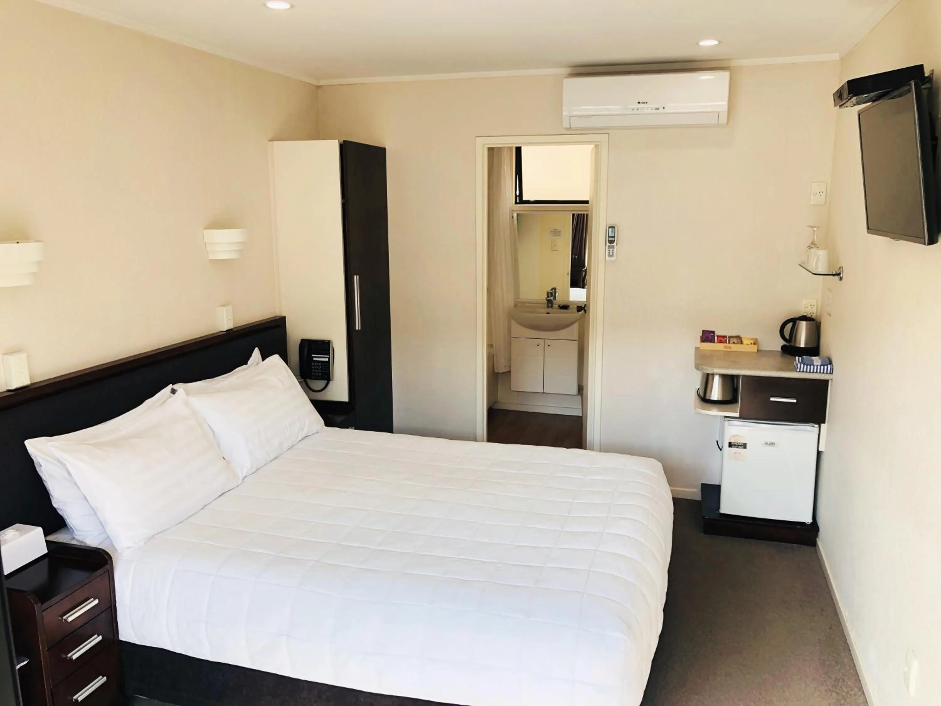 Bedroom, Bed in Tudor Court Motor Lodge