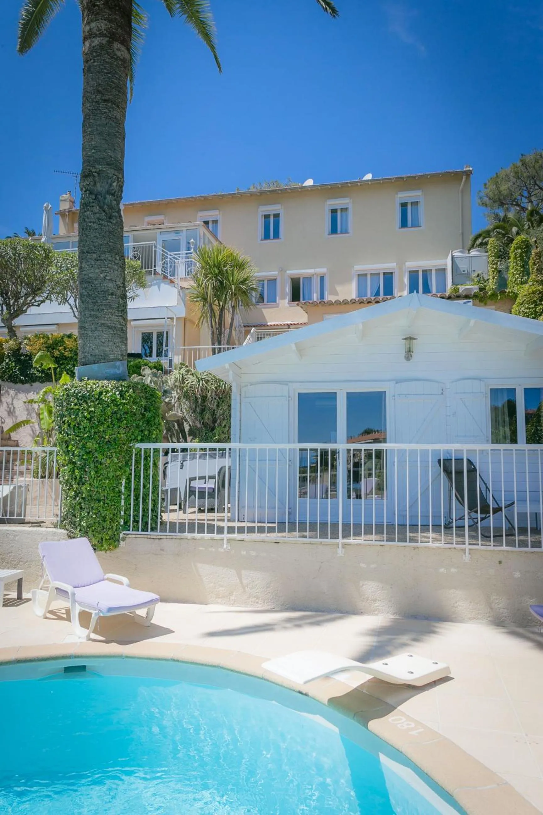 Property building in Hôtel La Fiancée du Pirate