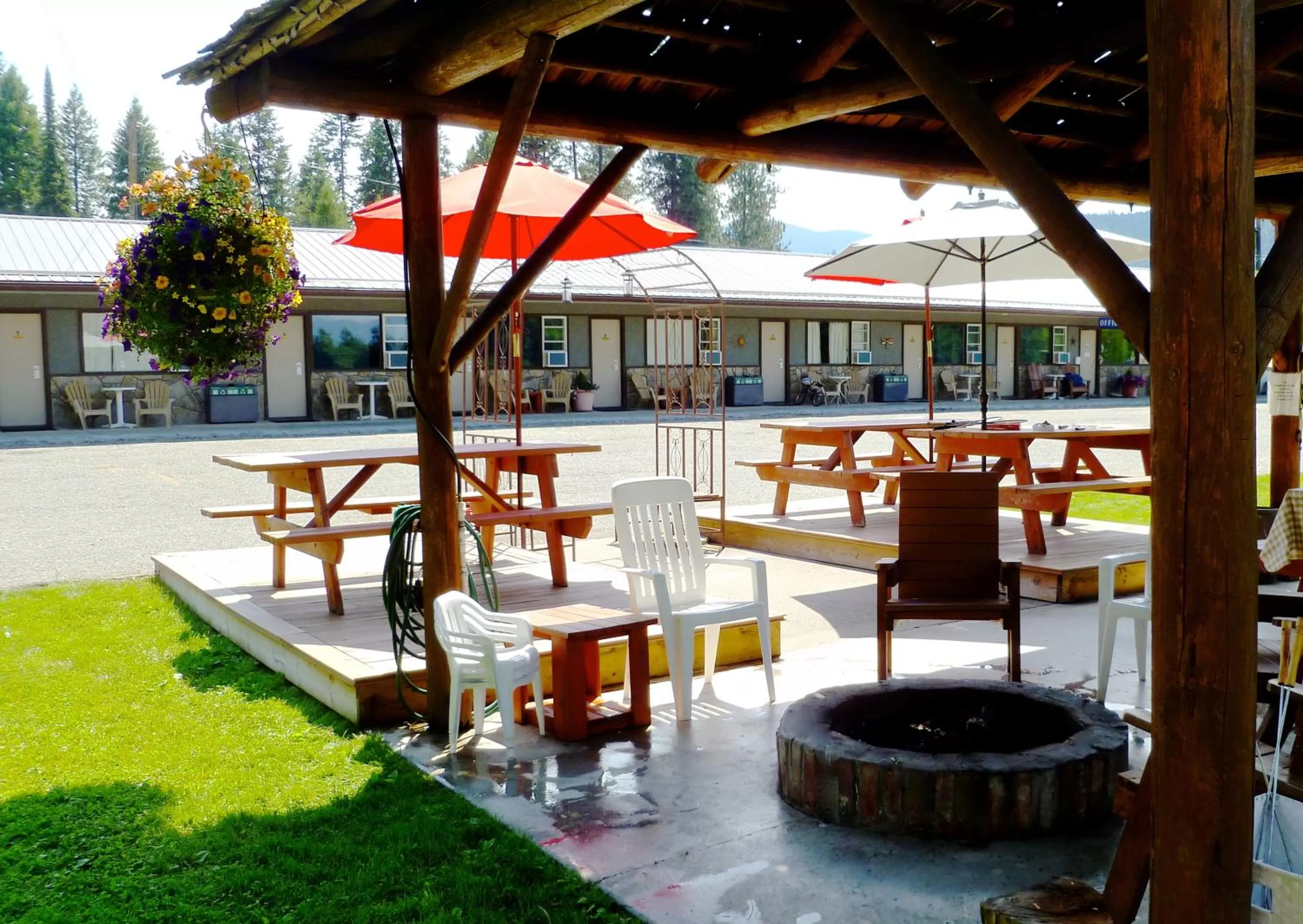 Patio in Lakeview Motel