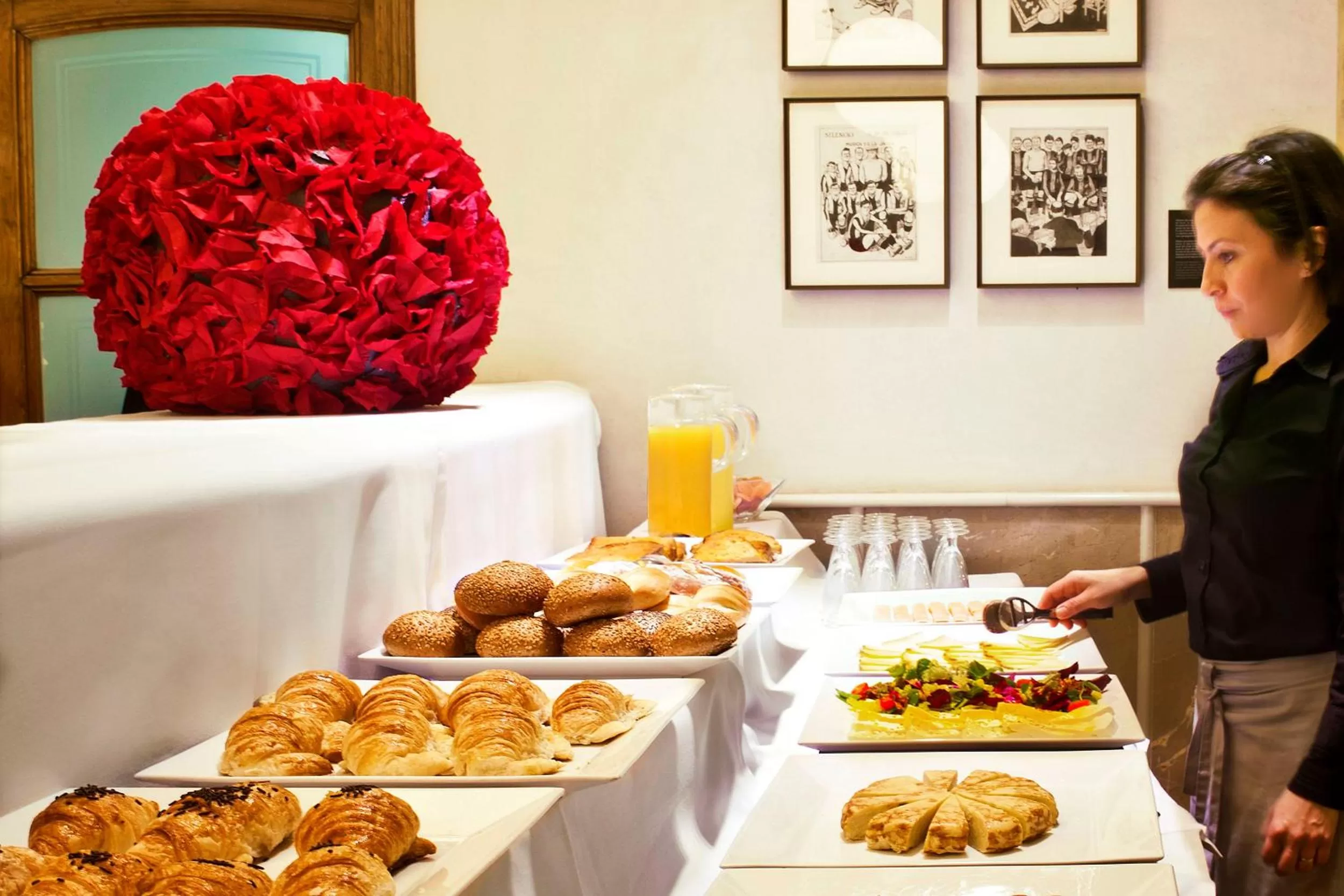 Restaurant/places to eat in Hotel Astoria