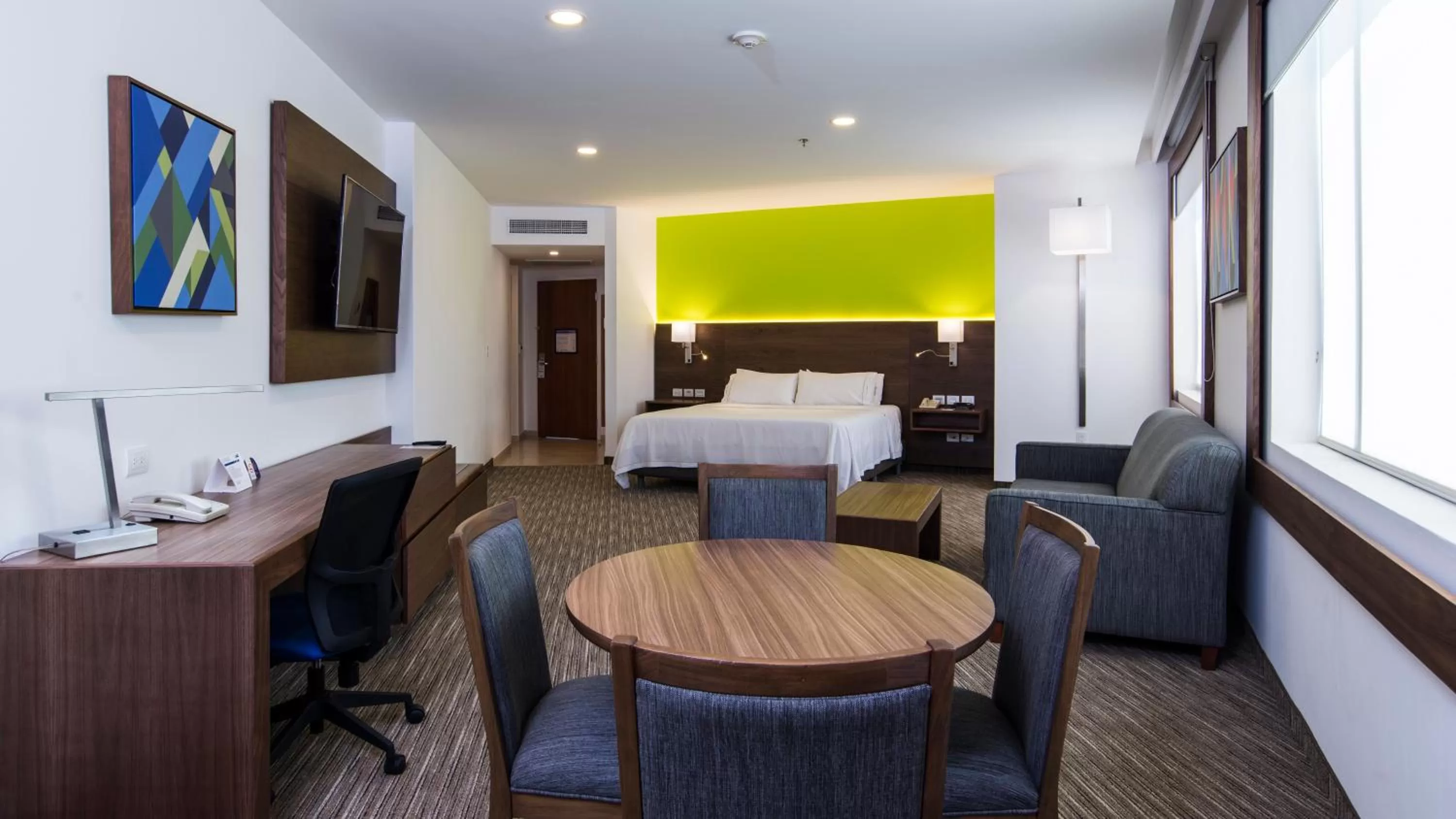 Photo of the whole room, Bed in Holiday Inn Express Puebla by IHG