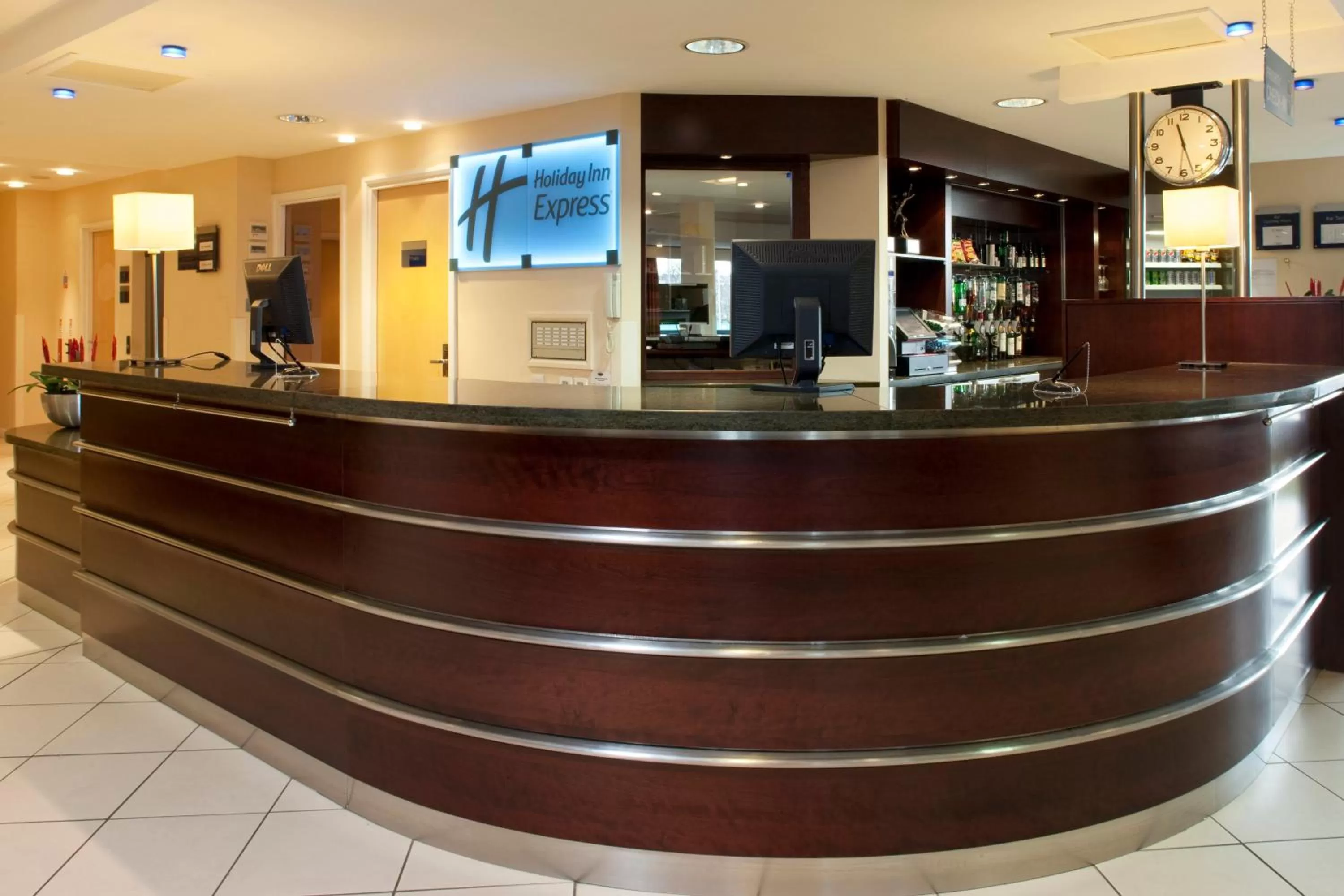 Lobby or reception in Holiday Inn Express Dunfermline by IHG