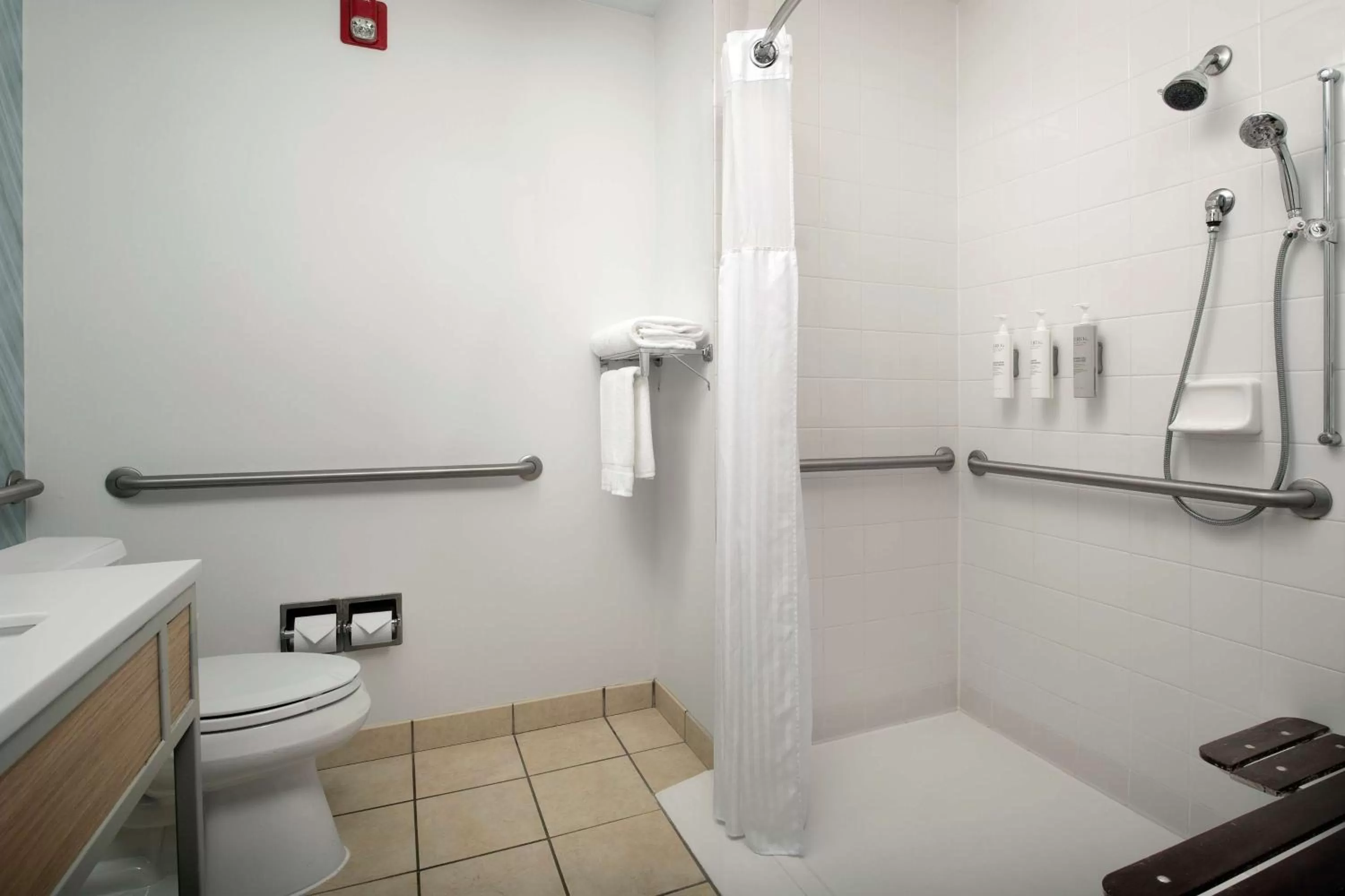 Bathroom in Hilton Garden Inn Knoxville West/Cedar Bluff