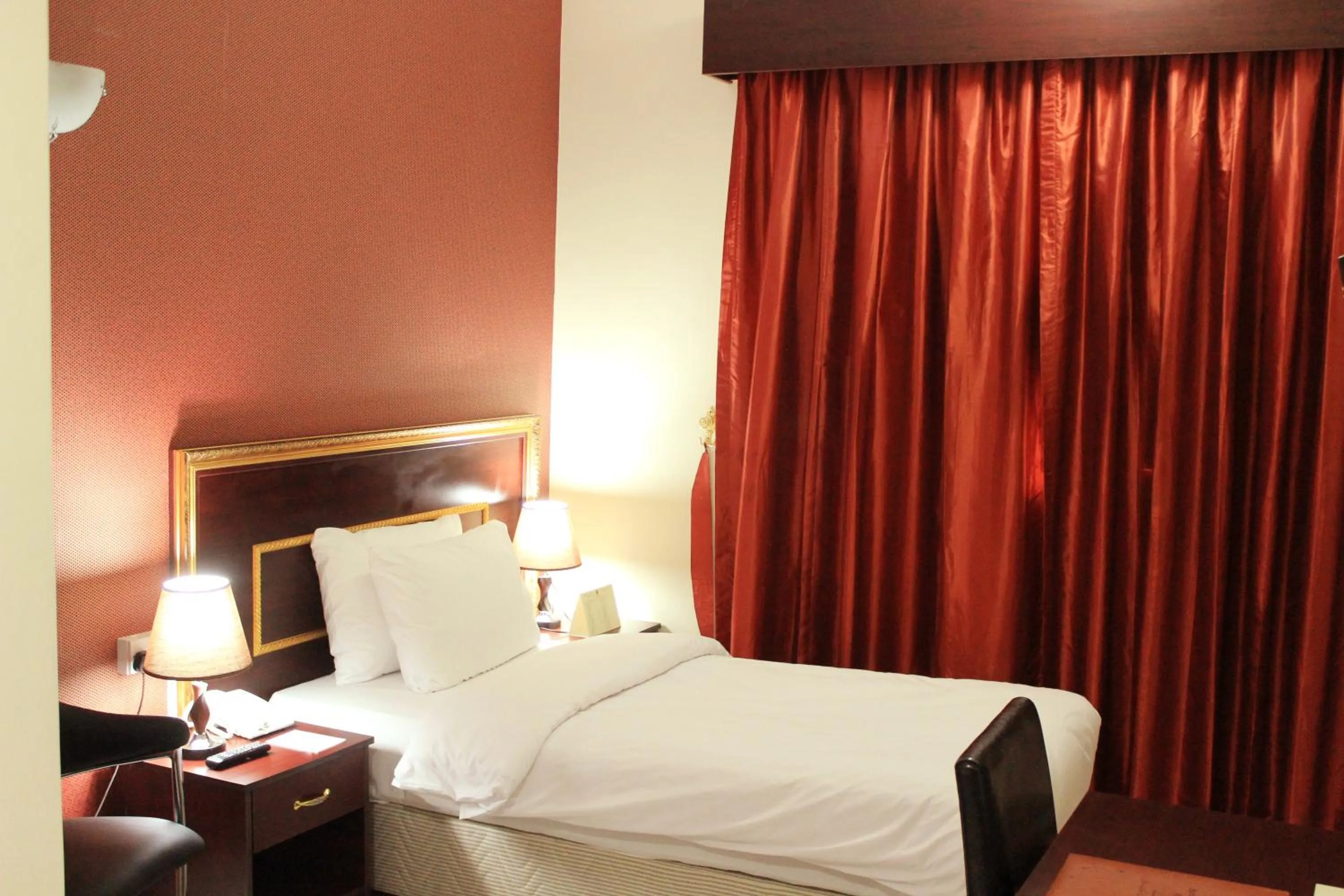 Bedroom, Bed in Montreal Naif Hotel