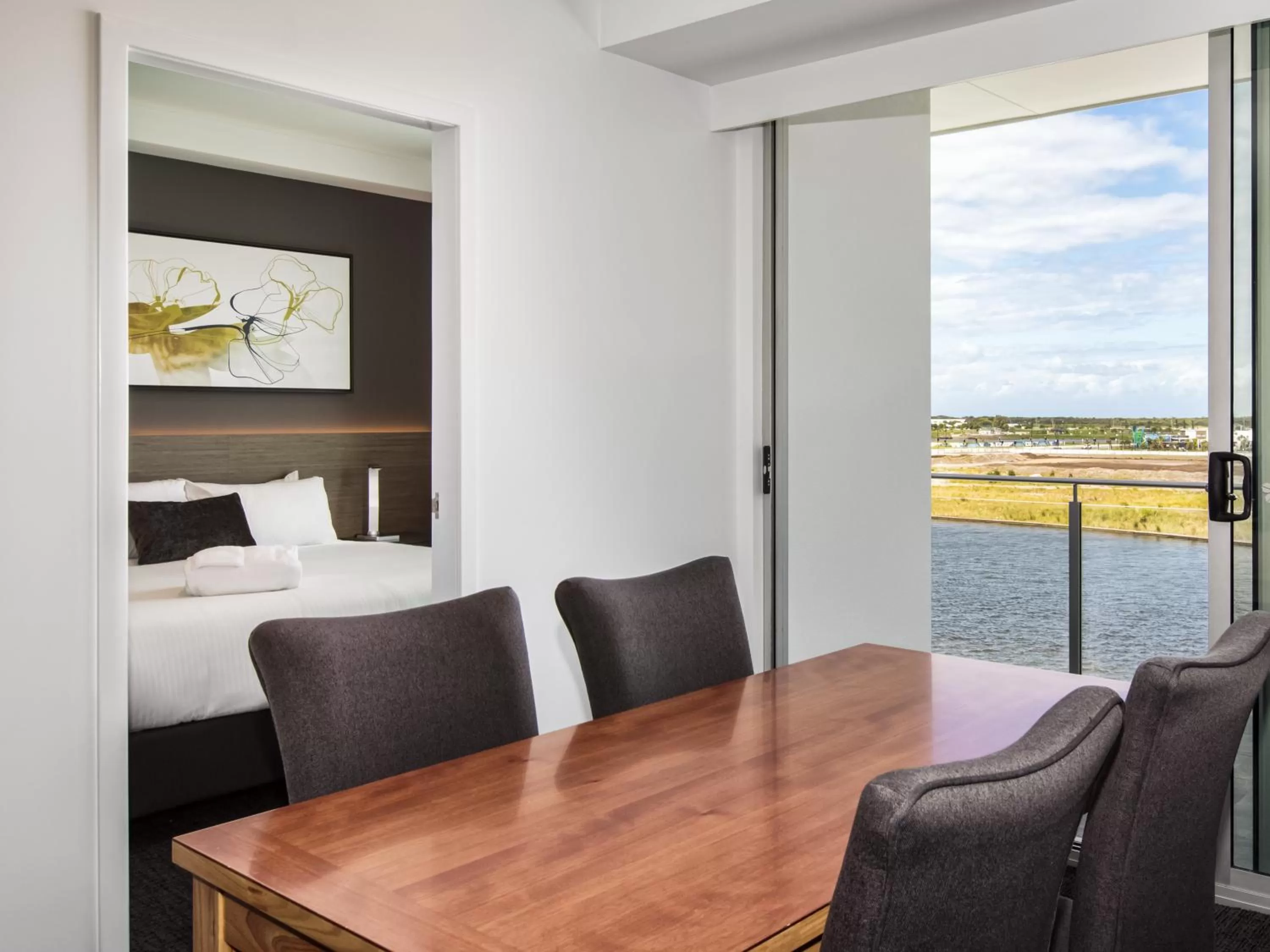 Dining area, Bed in Mercure Sunshine Coast Kawana Waters