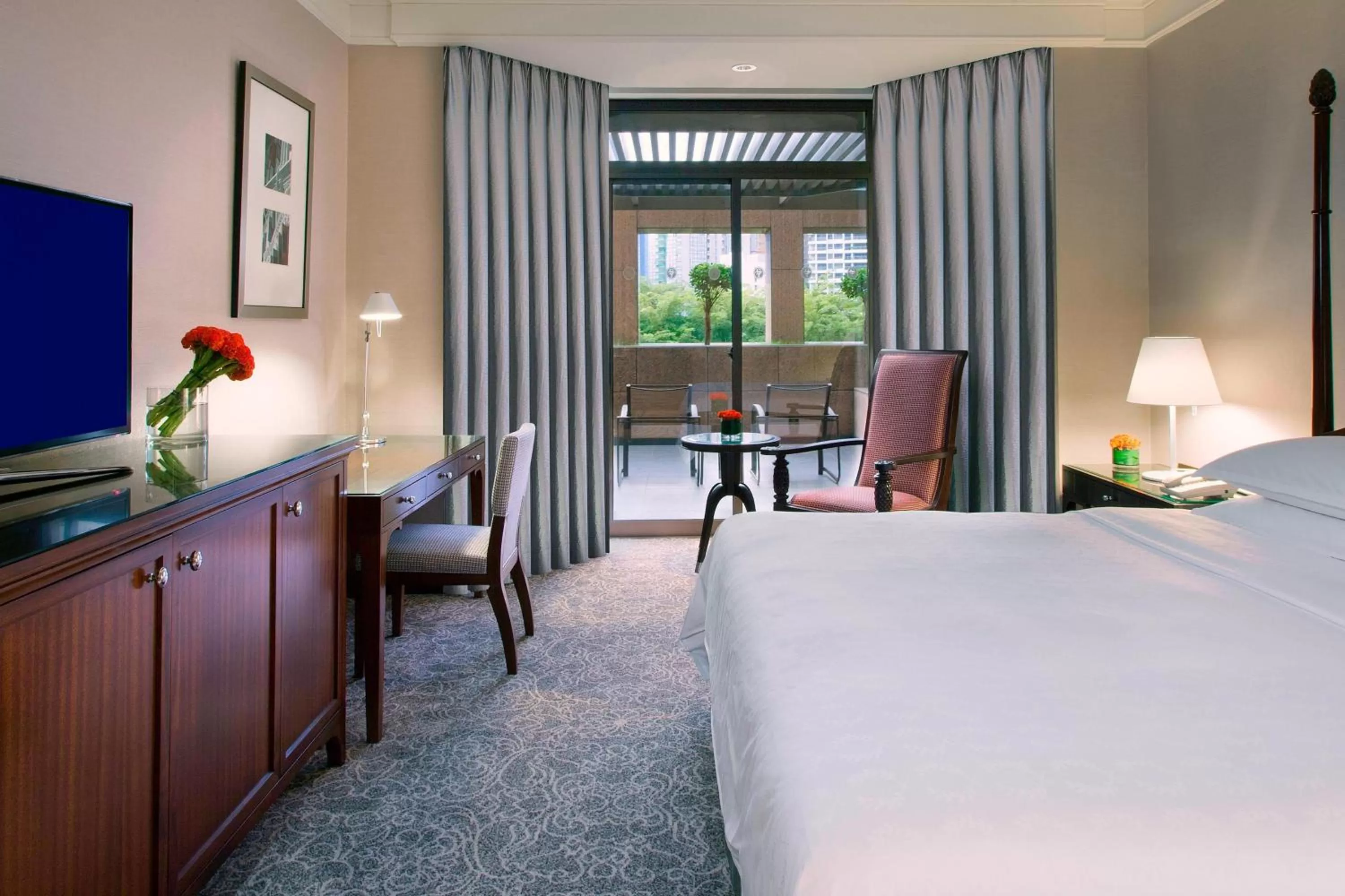 Photo of the whole room, Bed in Sheraton Towers Singapore Hotel