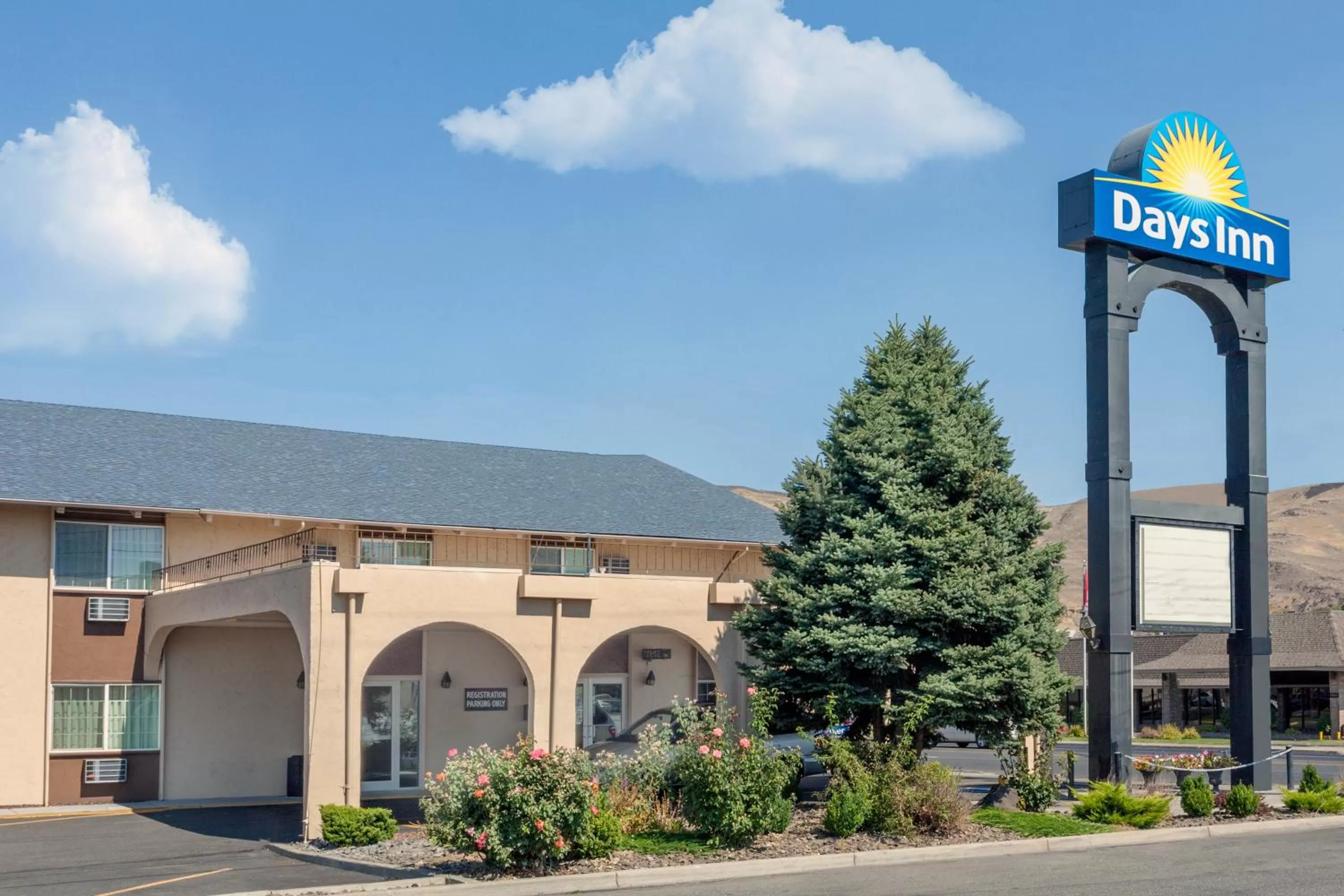 Facade/entrance in Days Inn by Wyndham Yakima