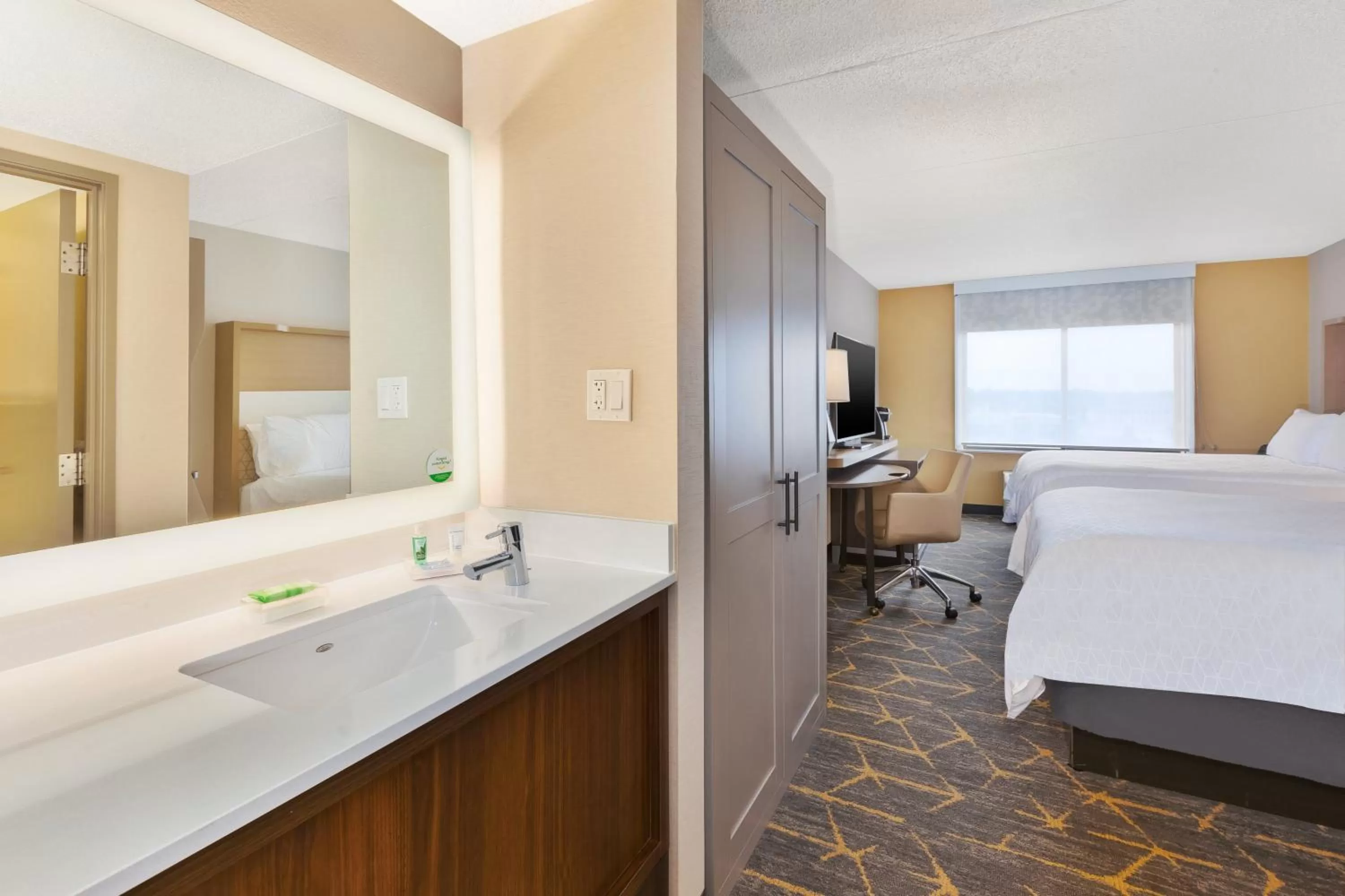 Photo of the whole room, Bed in Holiday Inn Grand Rapids Downtown by IHG