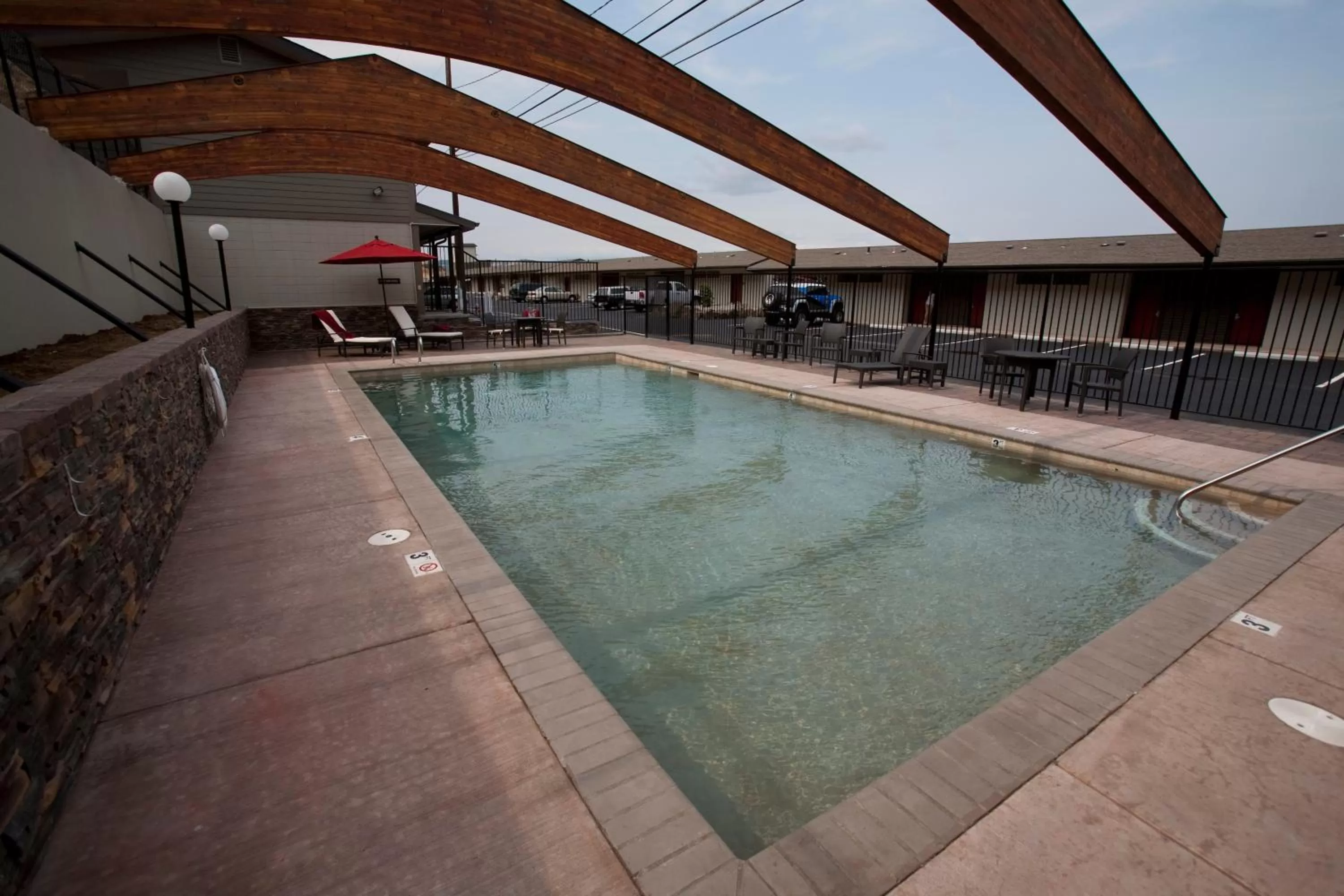 Swimming pool in Celilo Inn