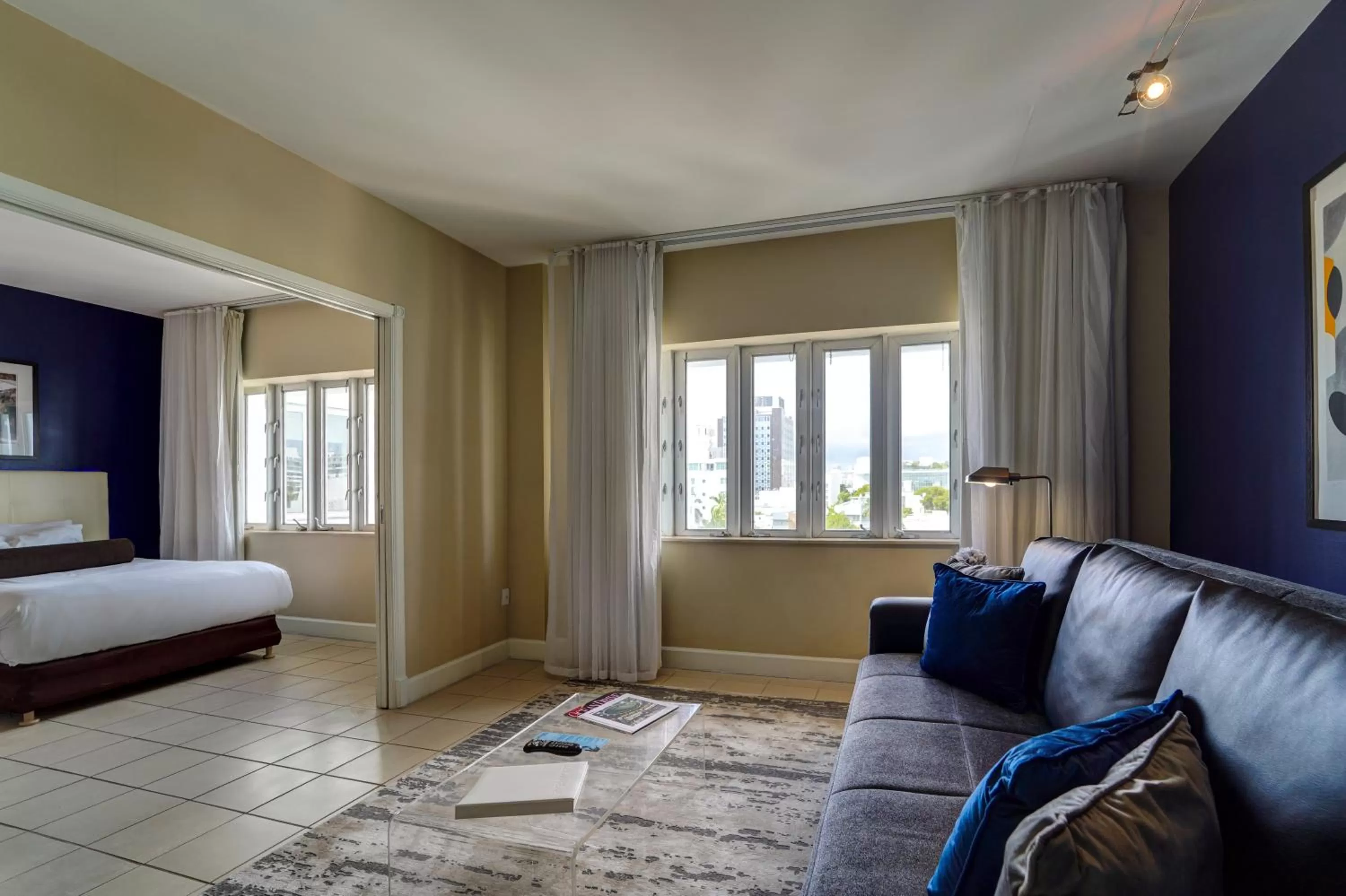 Living room, Bed in The Sagamore Hotel South Beach