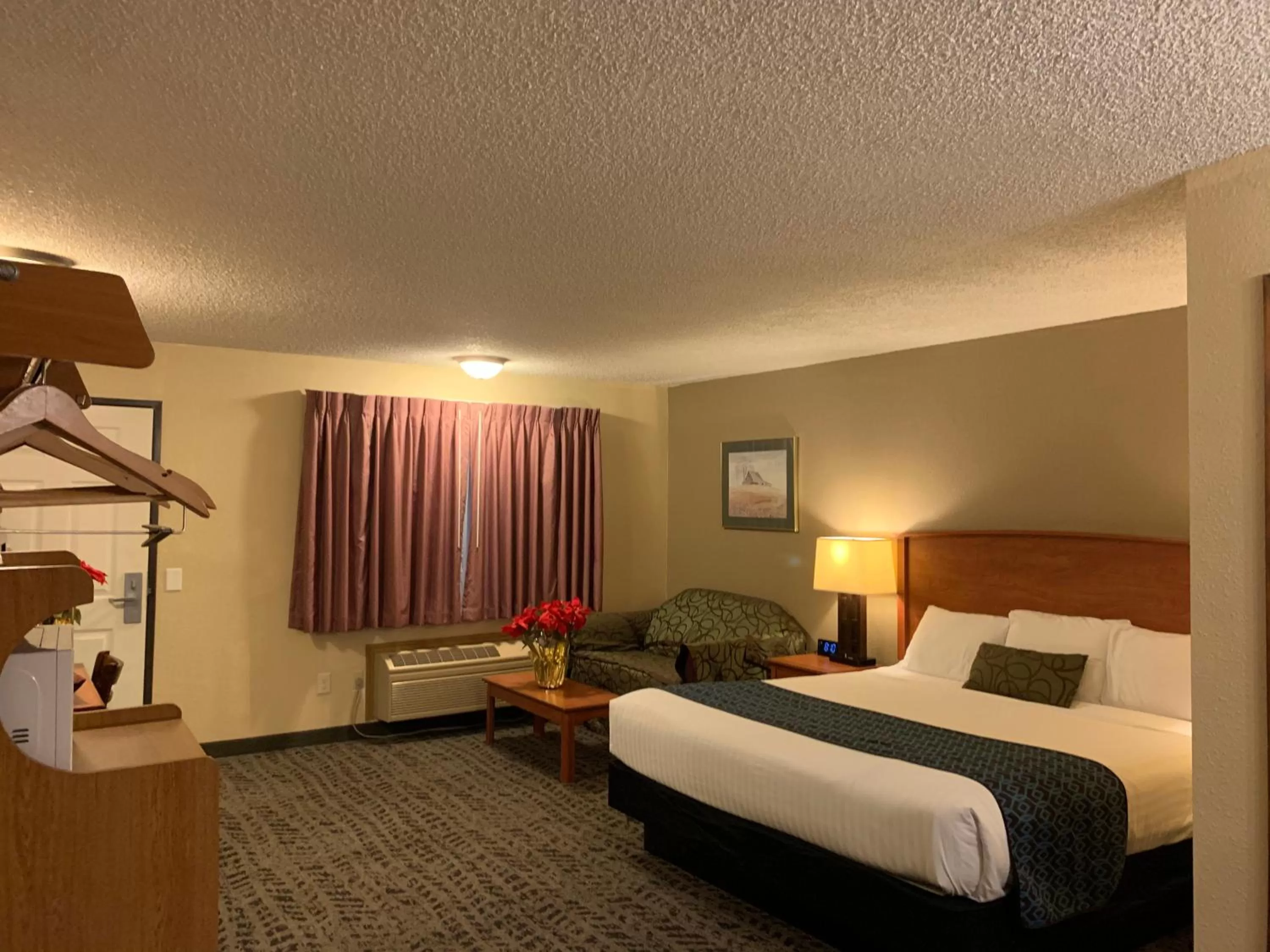 Bed in Sunset Inn - John Day