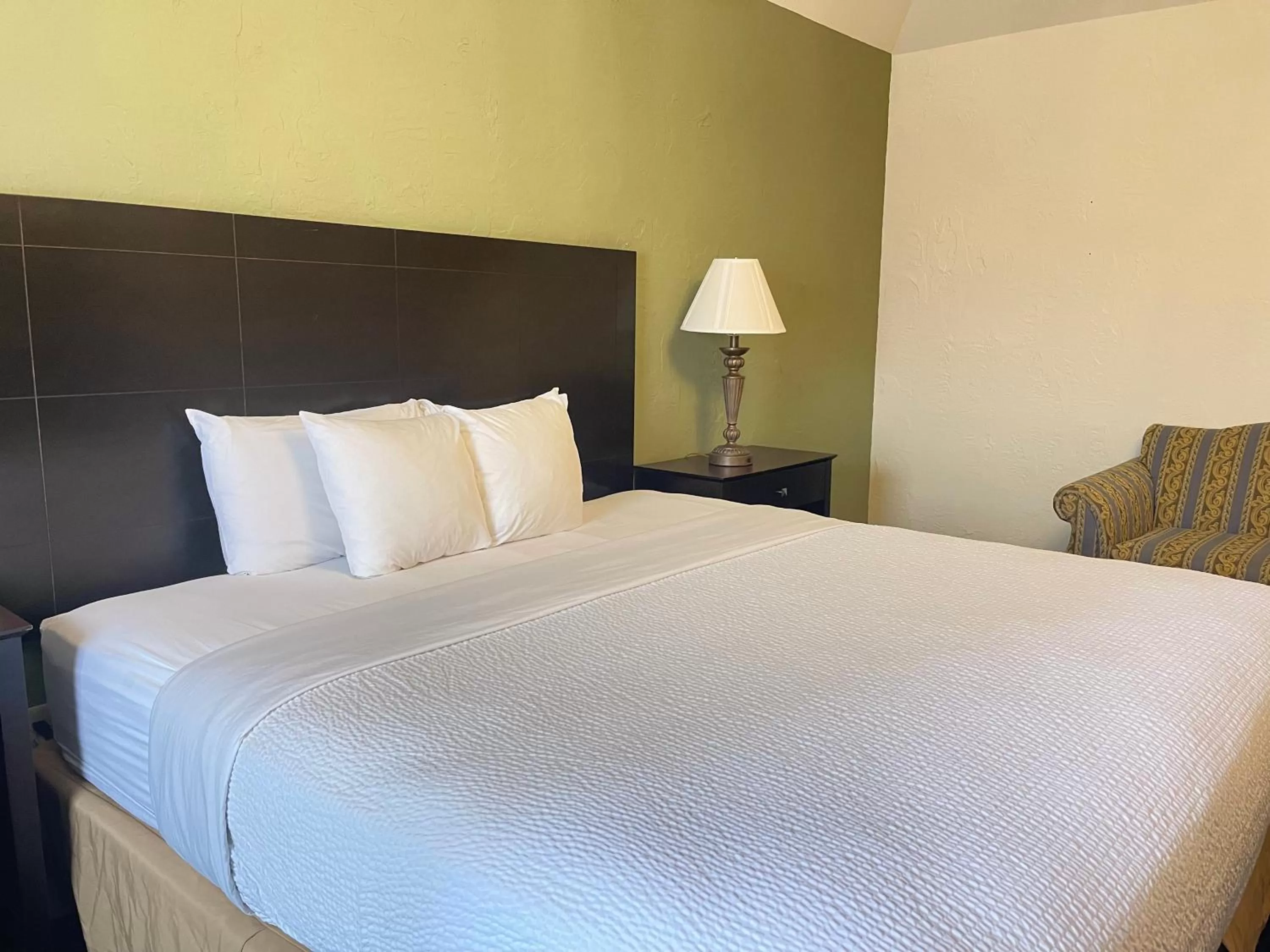 Bedroom, Bed in Chateau Hotel and Conference Center