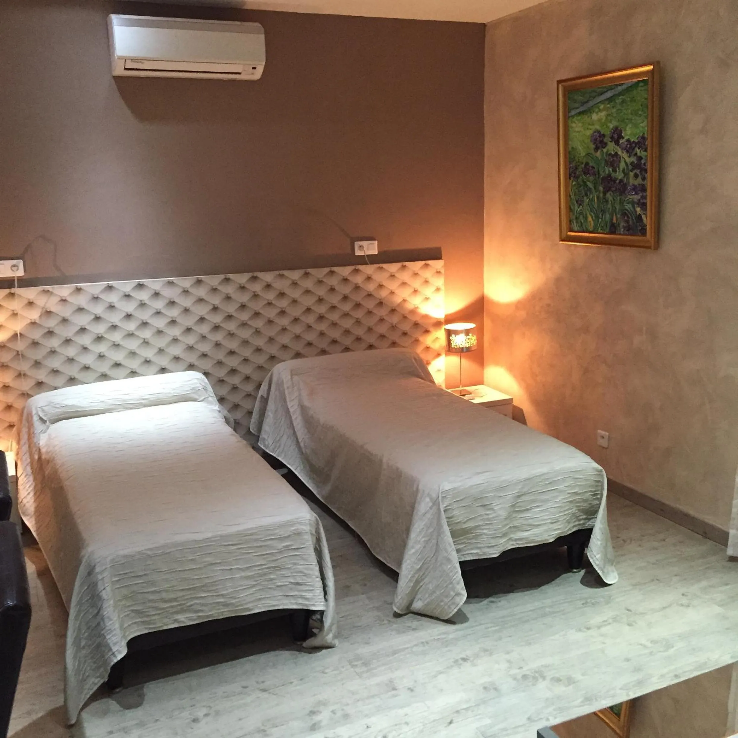 Bed in Logis Hotel Restaurant Hostellerie de la Tour