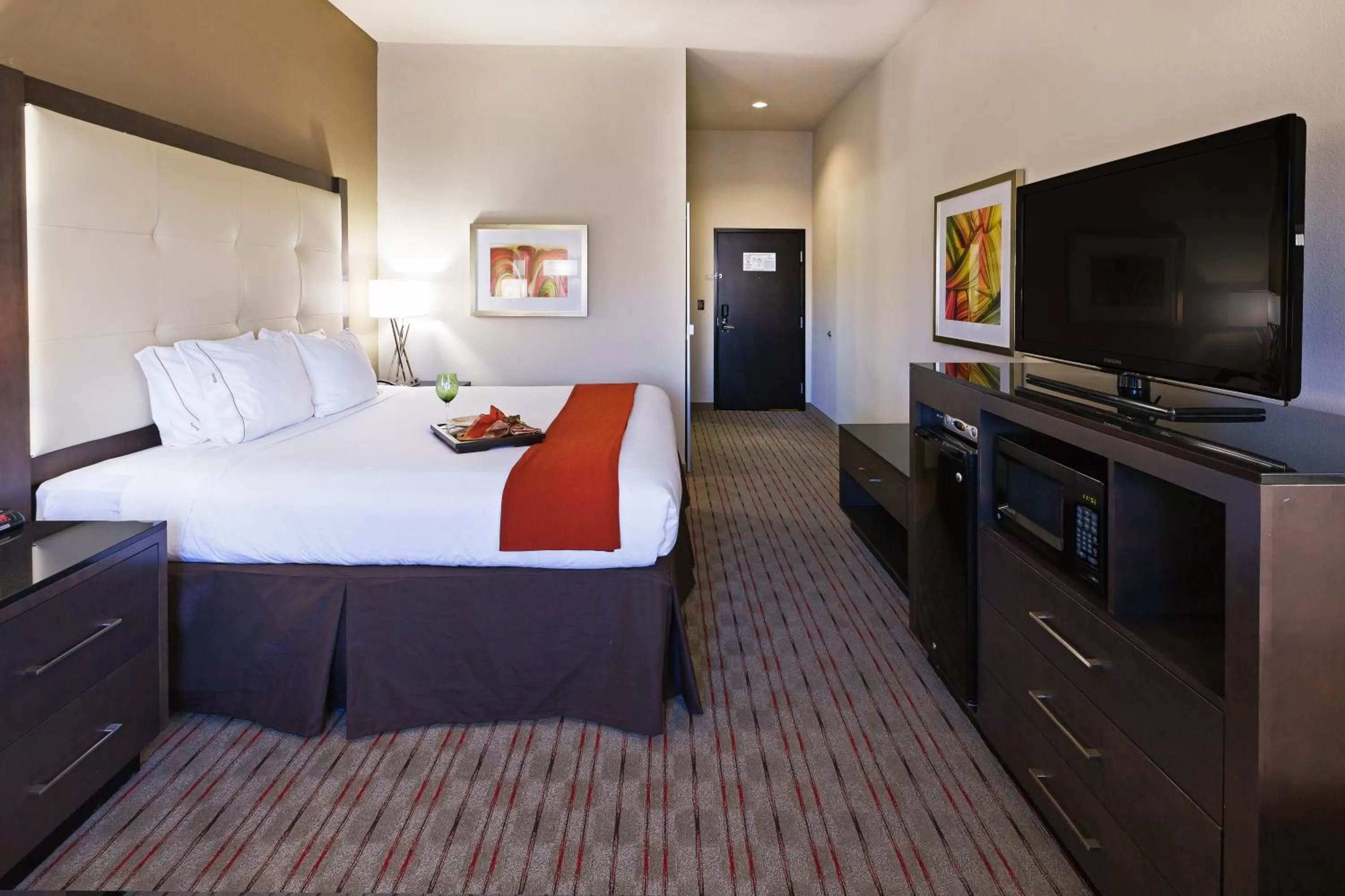 Photo of the whole room, Bed in Holiday Inn Express Frisco Legacy Park Area by IHG