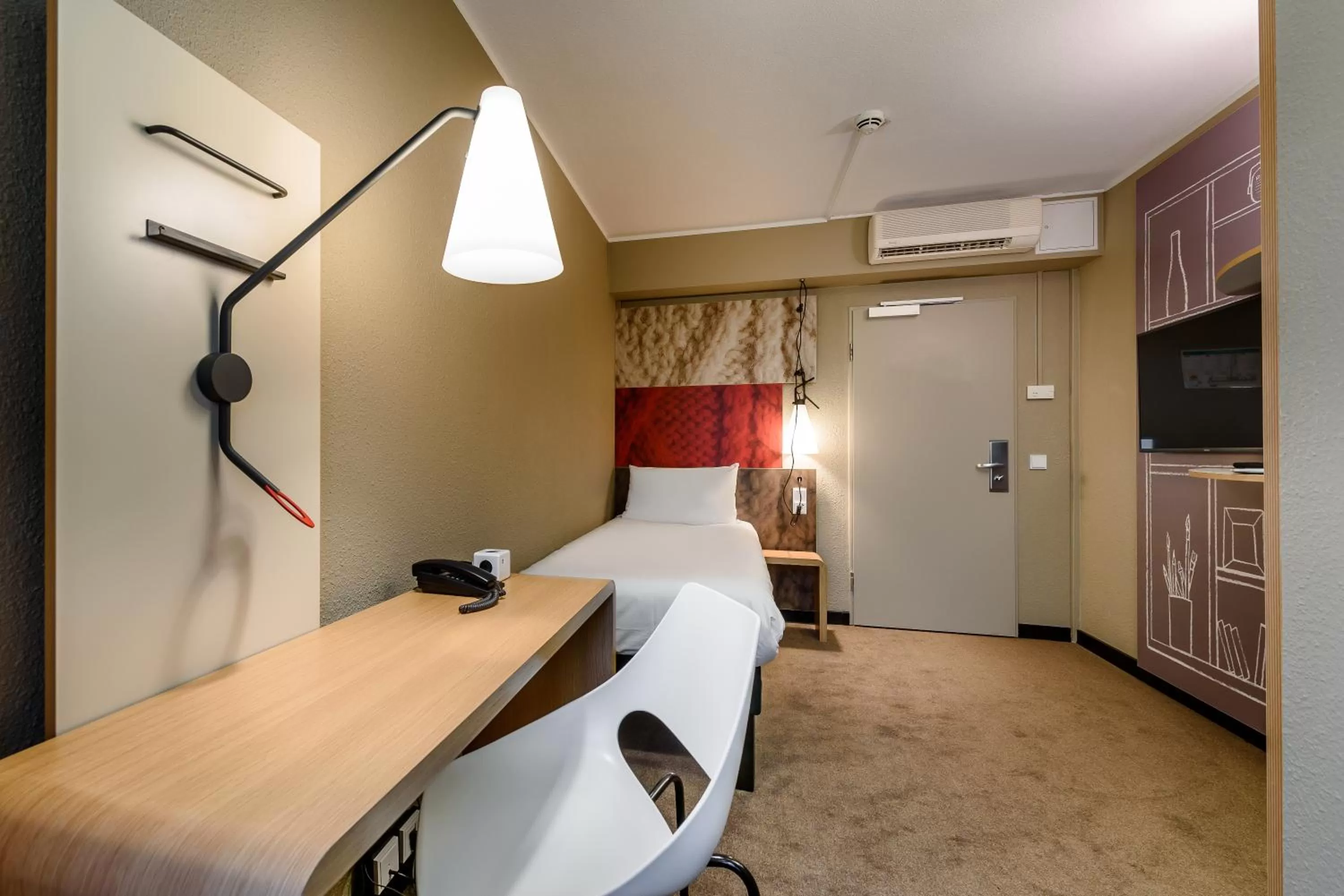 Photo of the whole room, Bed in ibis Frankfurt Centrum