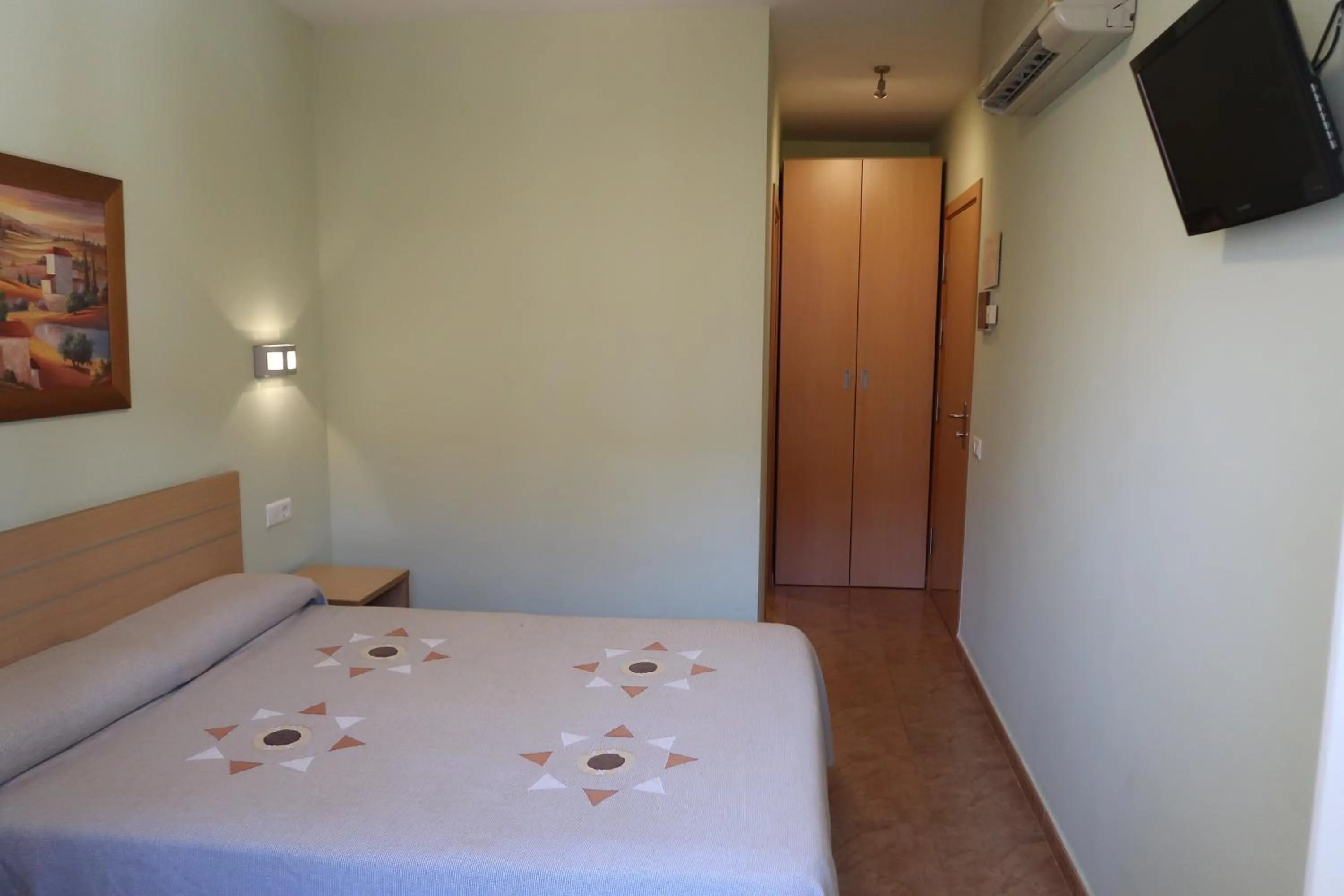 Photo of the whole room, Bed in El Camí Hotel