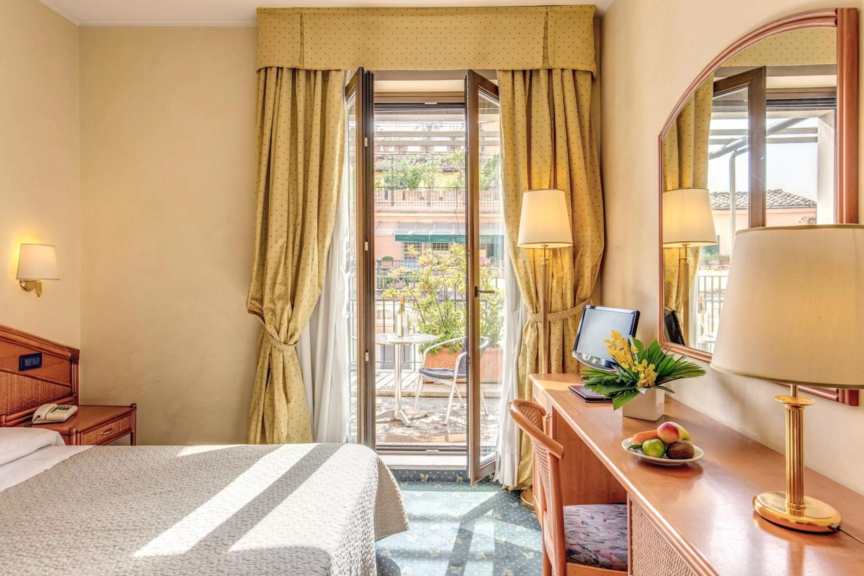 Photo of the whole room, Bed in Hotel King