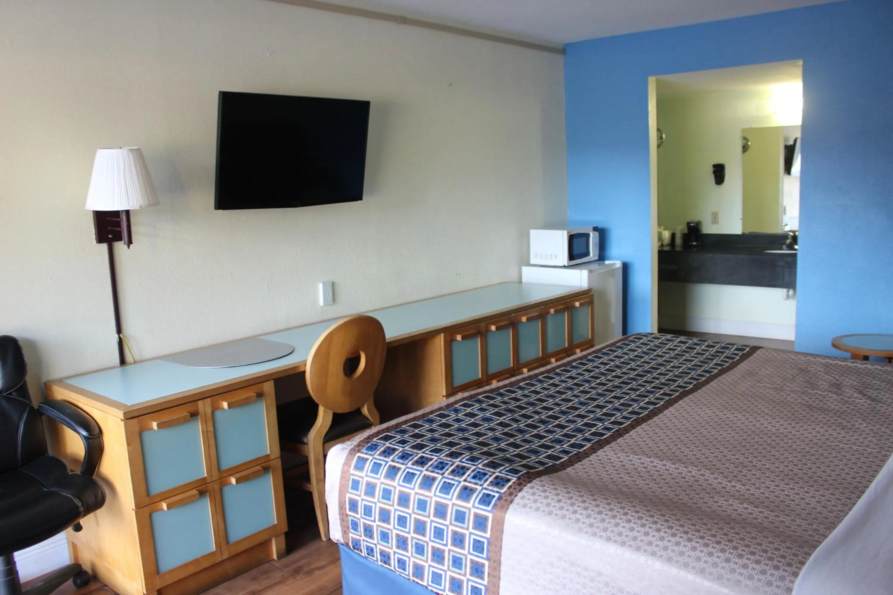 Bedroom, Bed in Tampa Inn Near Busch Gardens