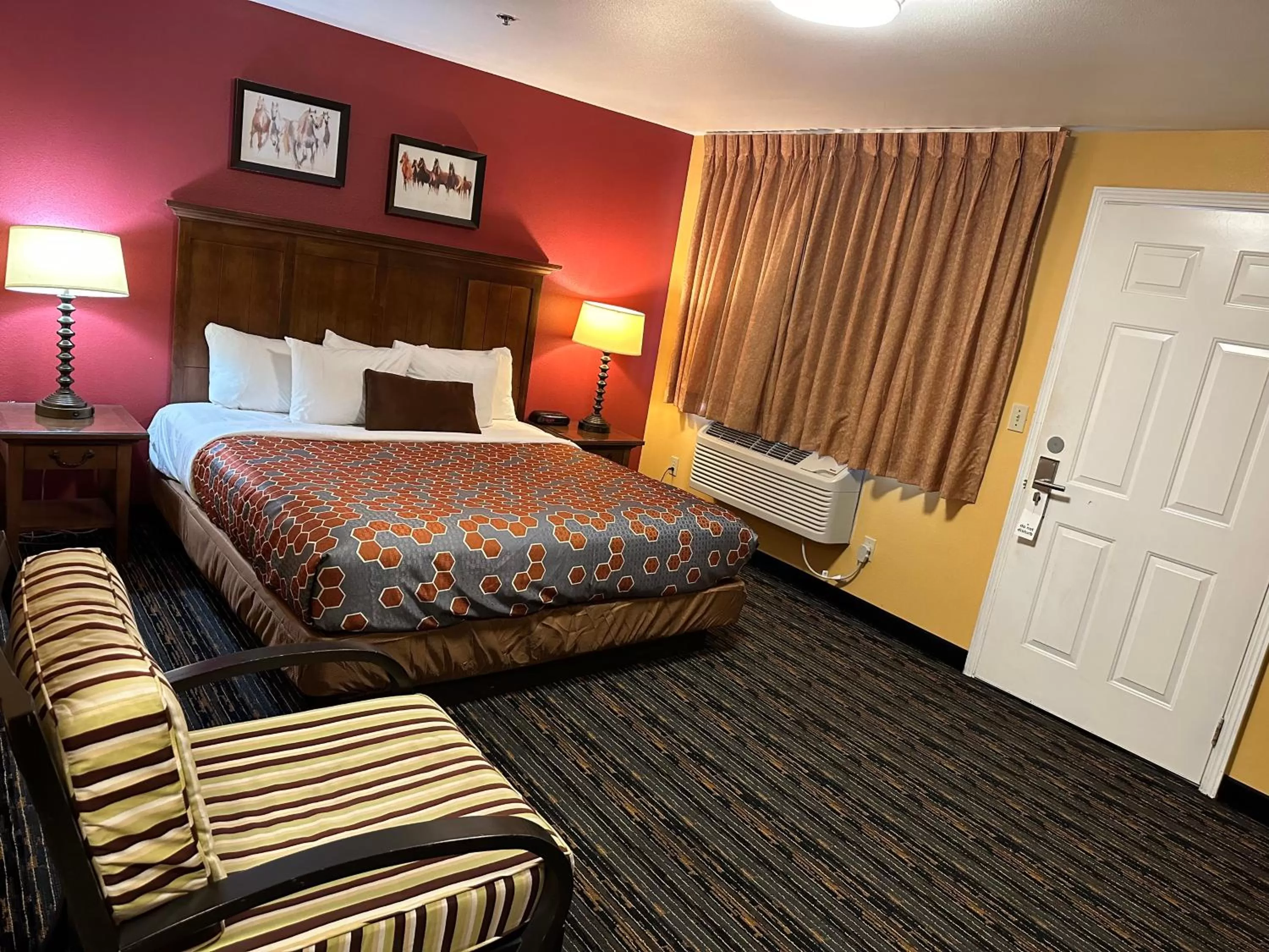 Bedroom, Bed in The Royal Victorian Motel