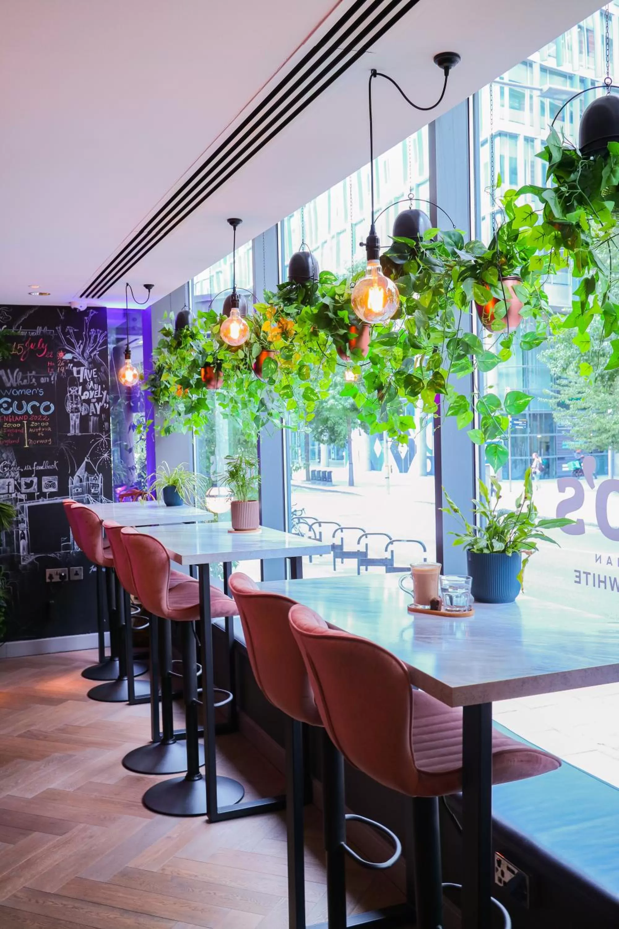 Restaurant/places to eat in Mercure London Bridge