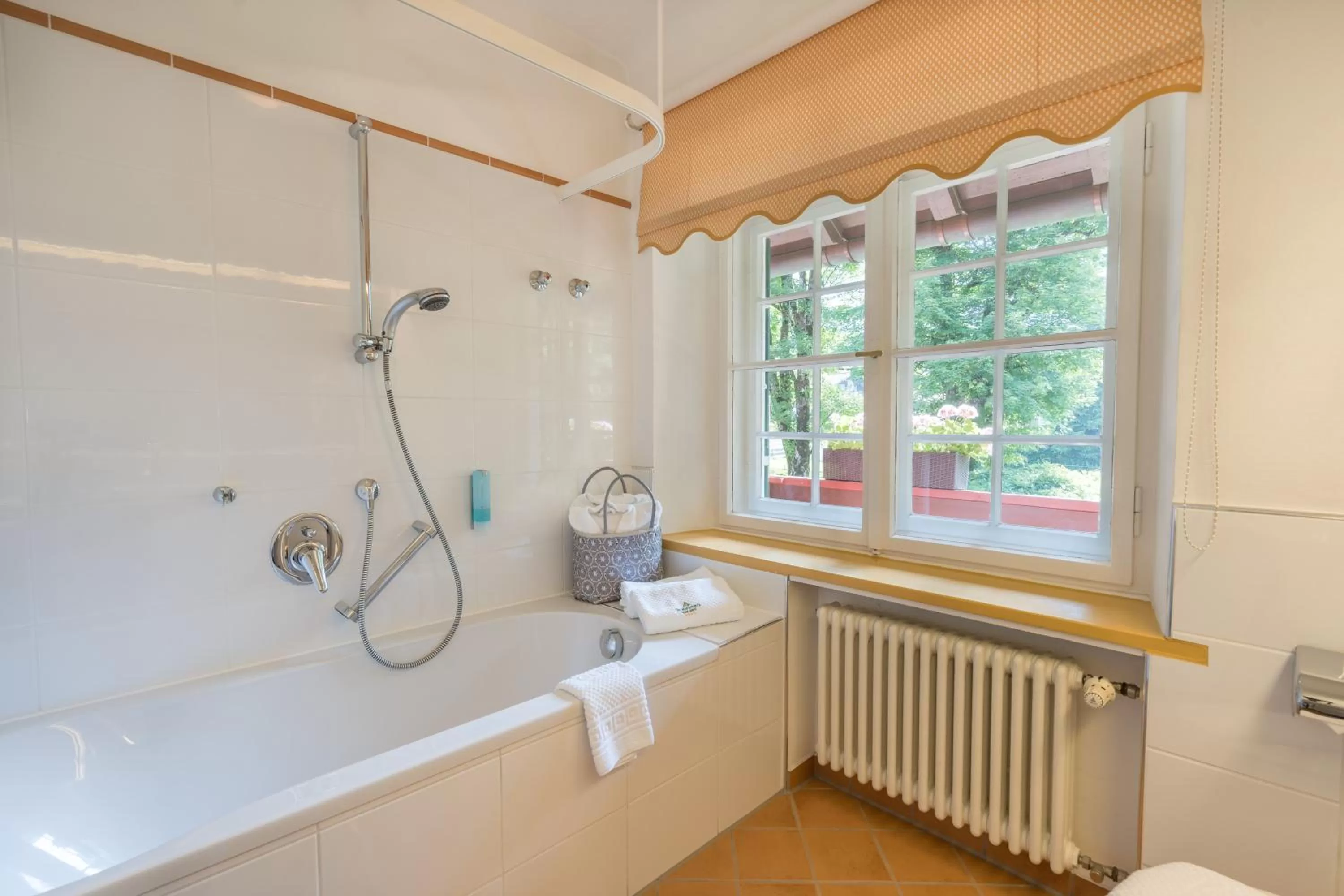 Bathroom in Geldernhaus Hotel garni