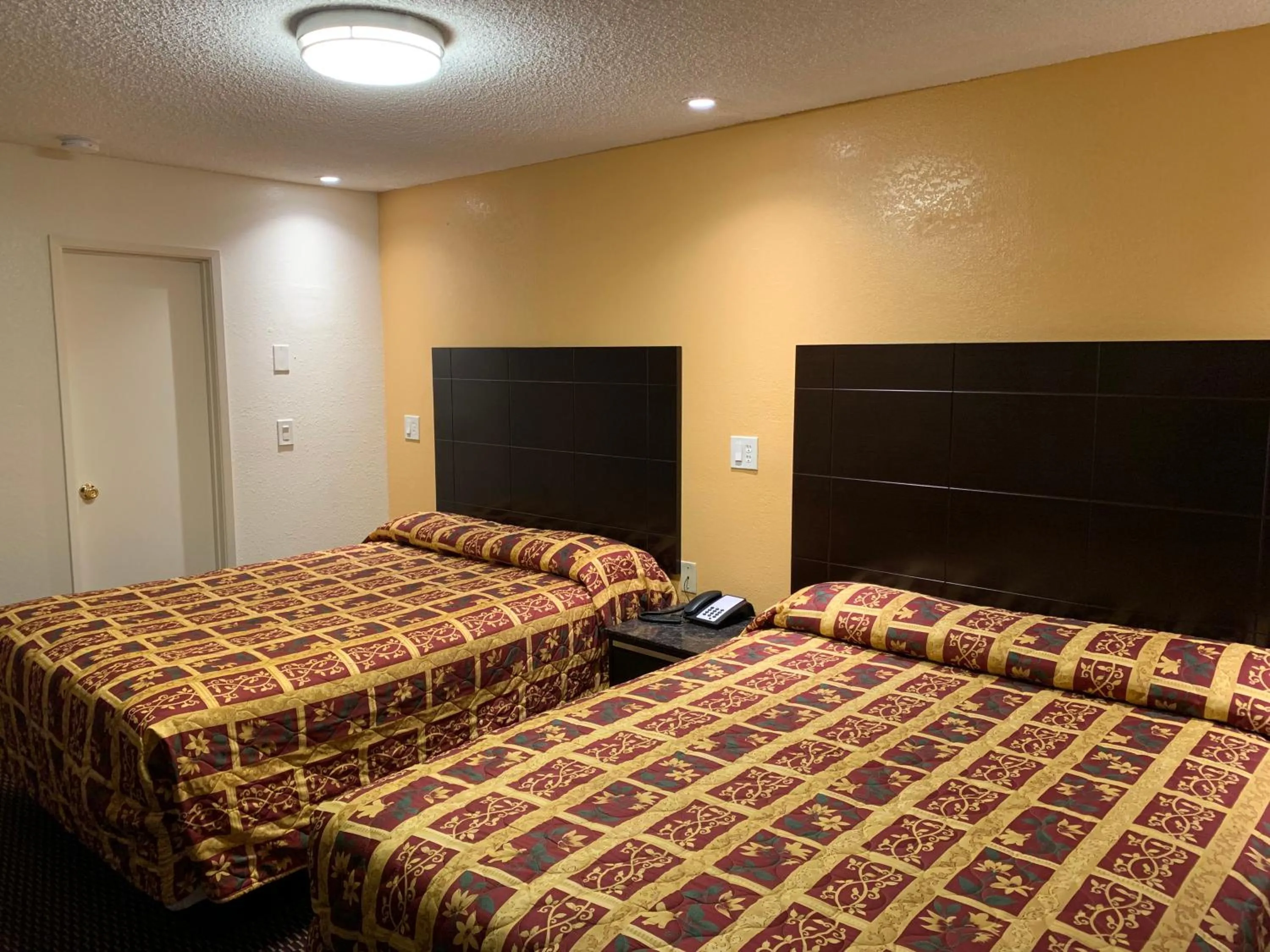 Bed in Seaview Inn Grover Beach