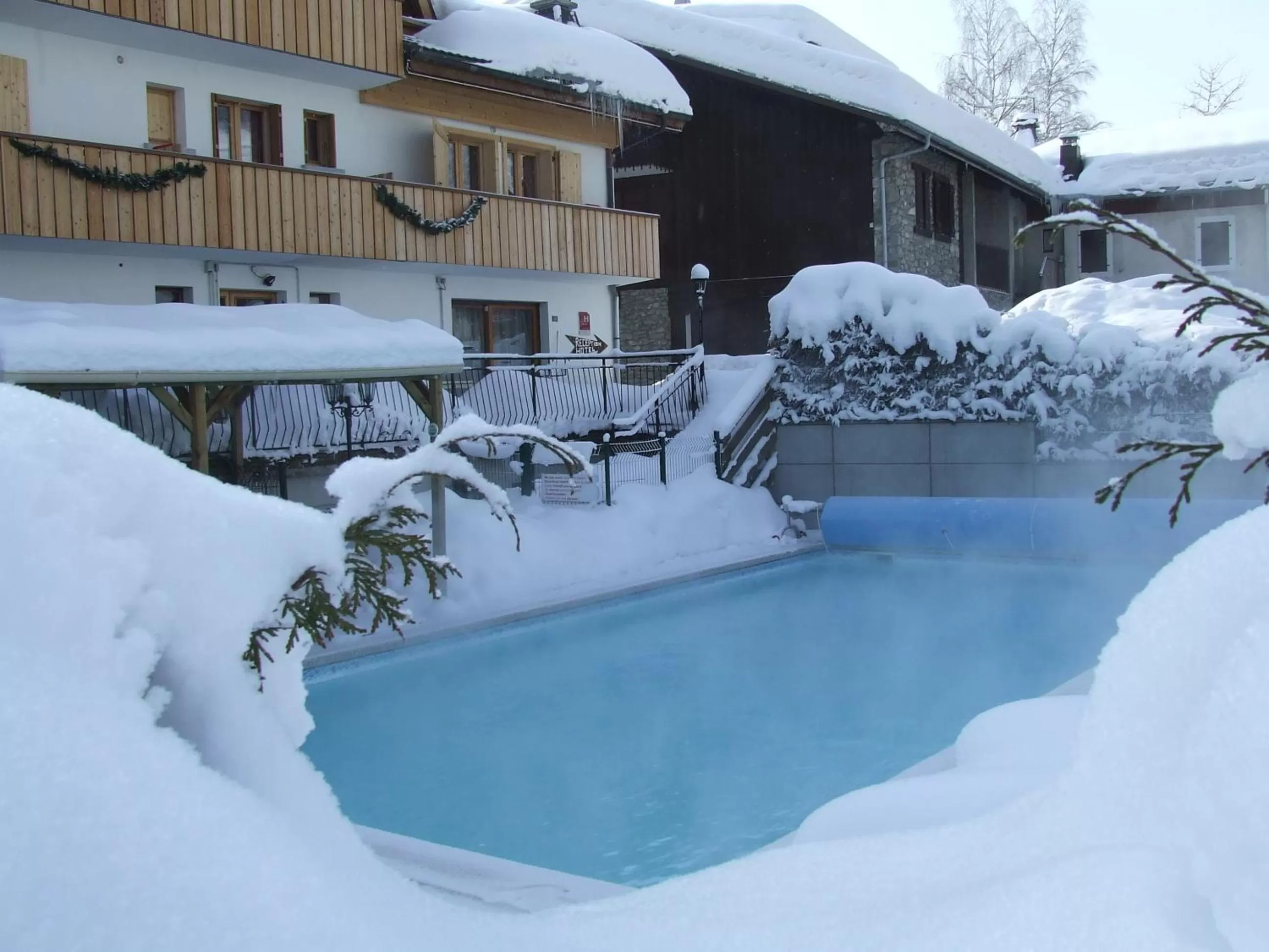 Swimming pool in Loc'Hotel Alpen Sports