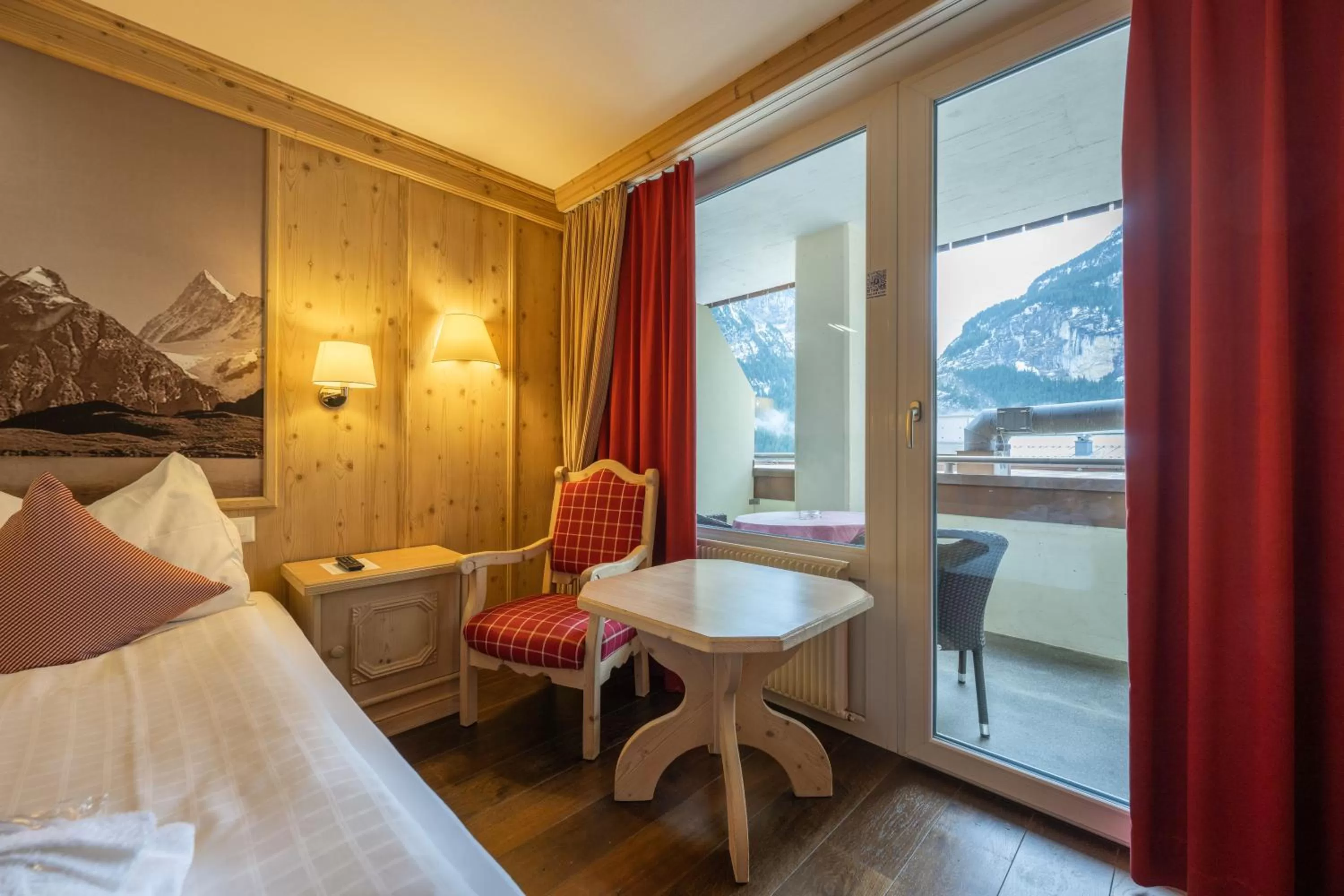 Photo of the whole room, Bed in Hotel Spinne Grindelwald