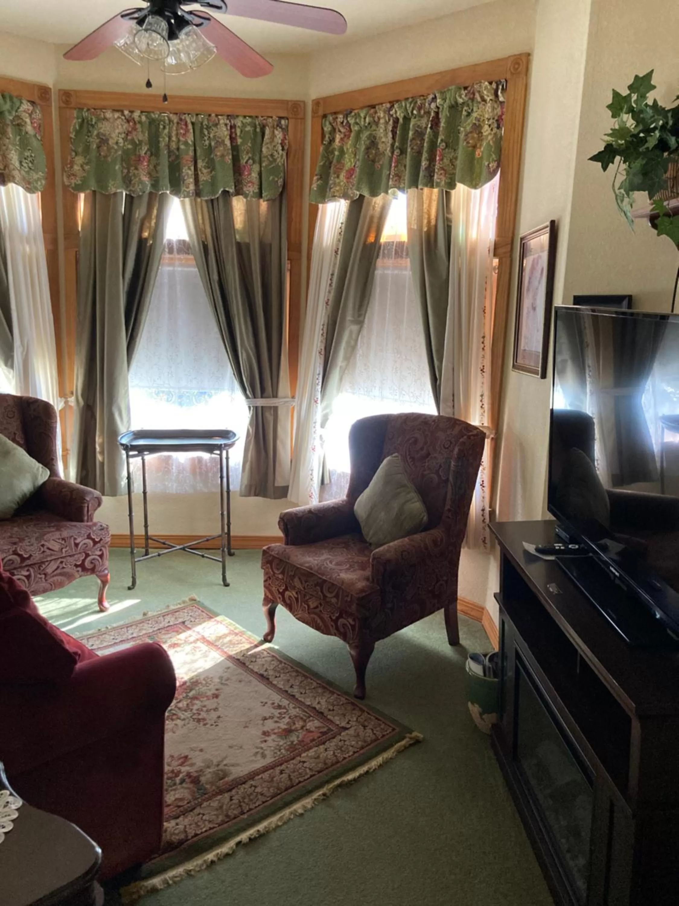 Living room in All Seasons Inn