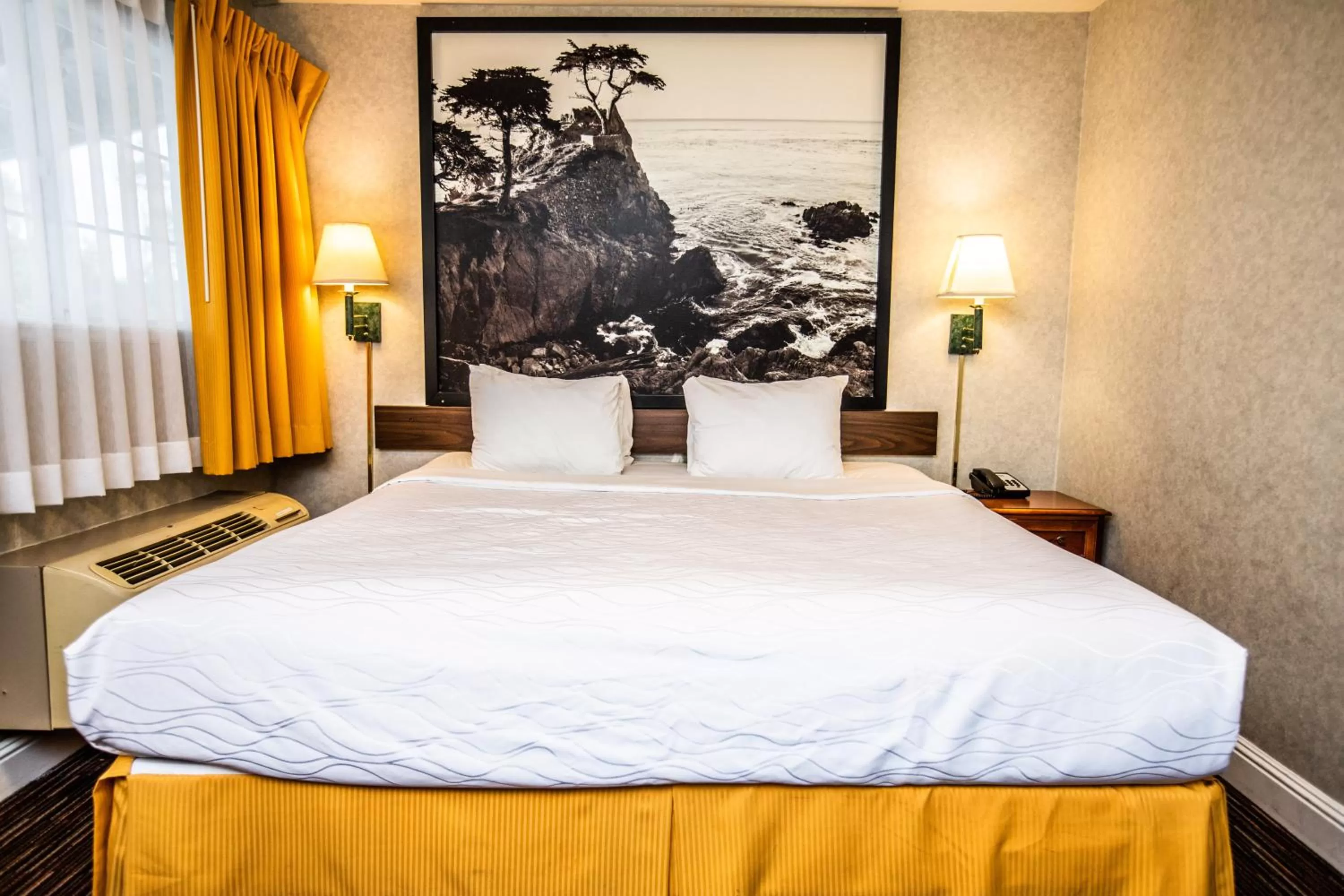 Photo of the whole room, Bed in Pelican Inn