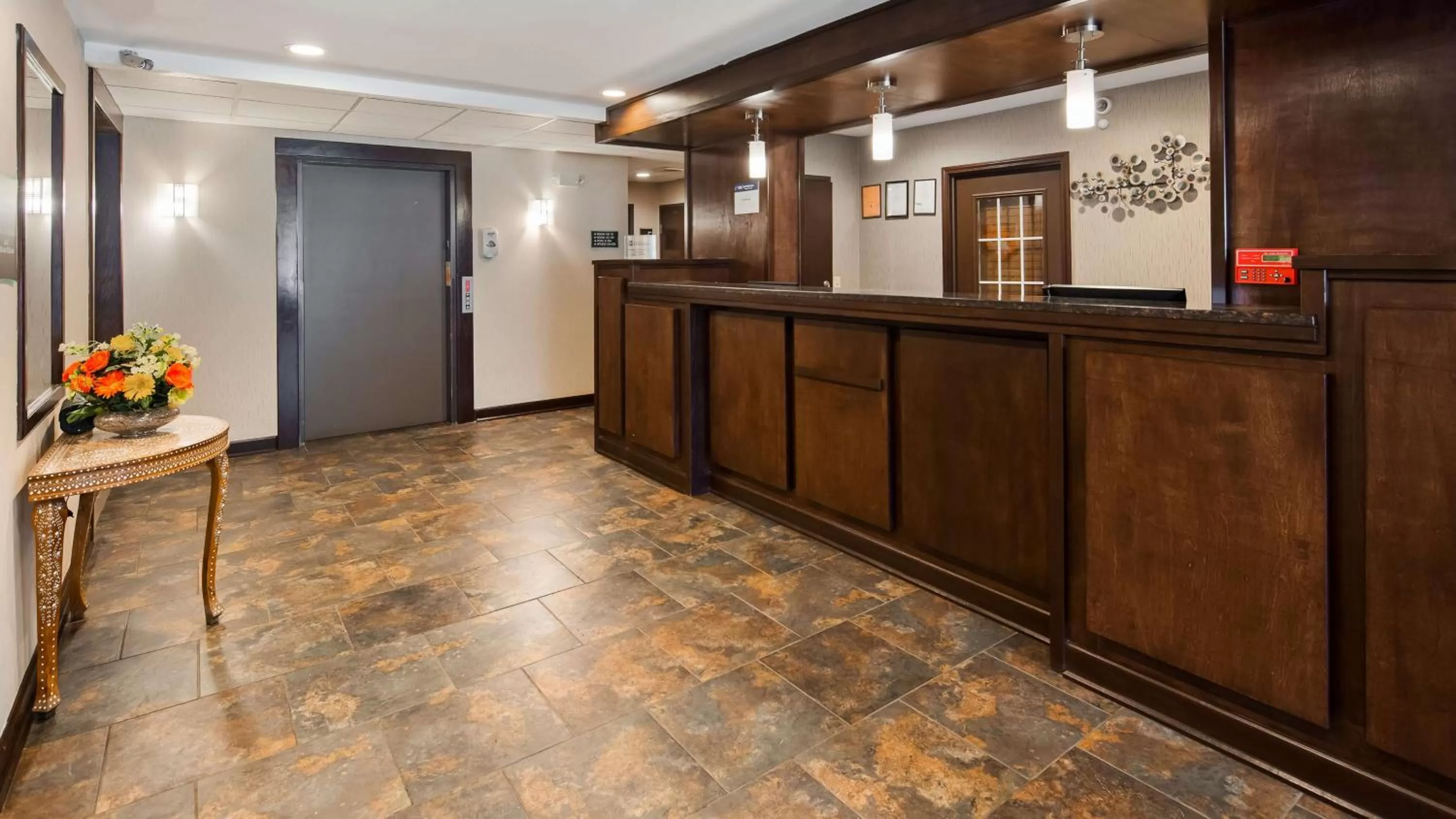 Lobby or reception in Best Western Crown Inn & Suites - Batavia
