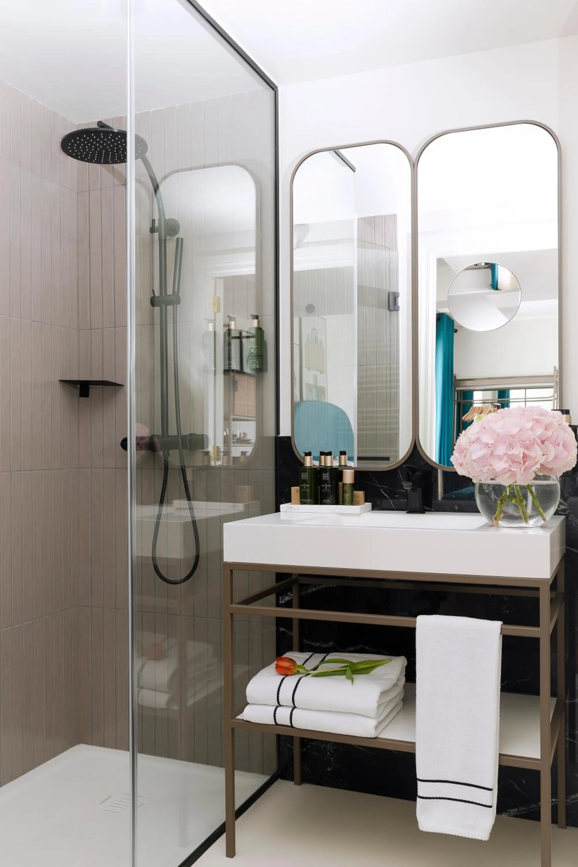 Shower in Villa Marquis a Member of Melia Collection Tour Eiffel