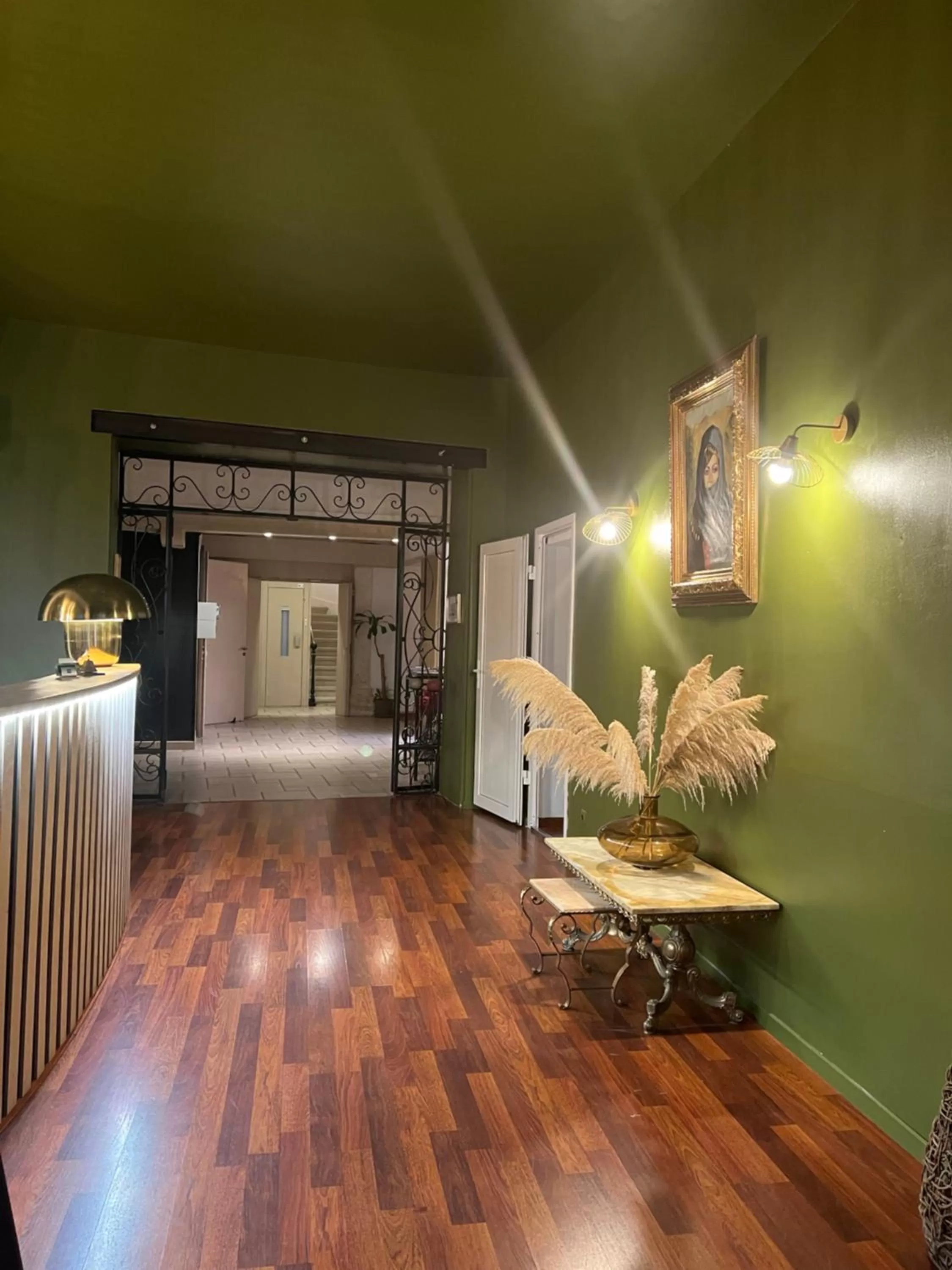 Lobby or reception in Hôtel Abalone - Centre Gare