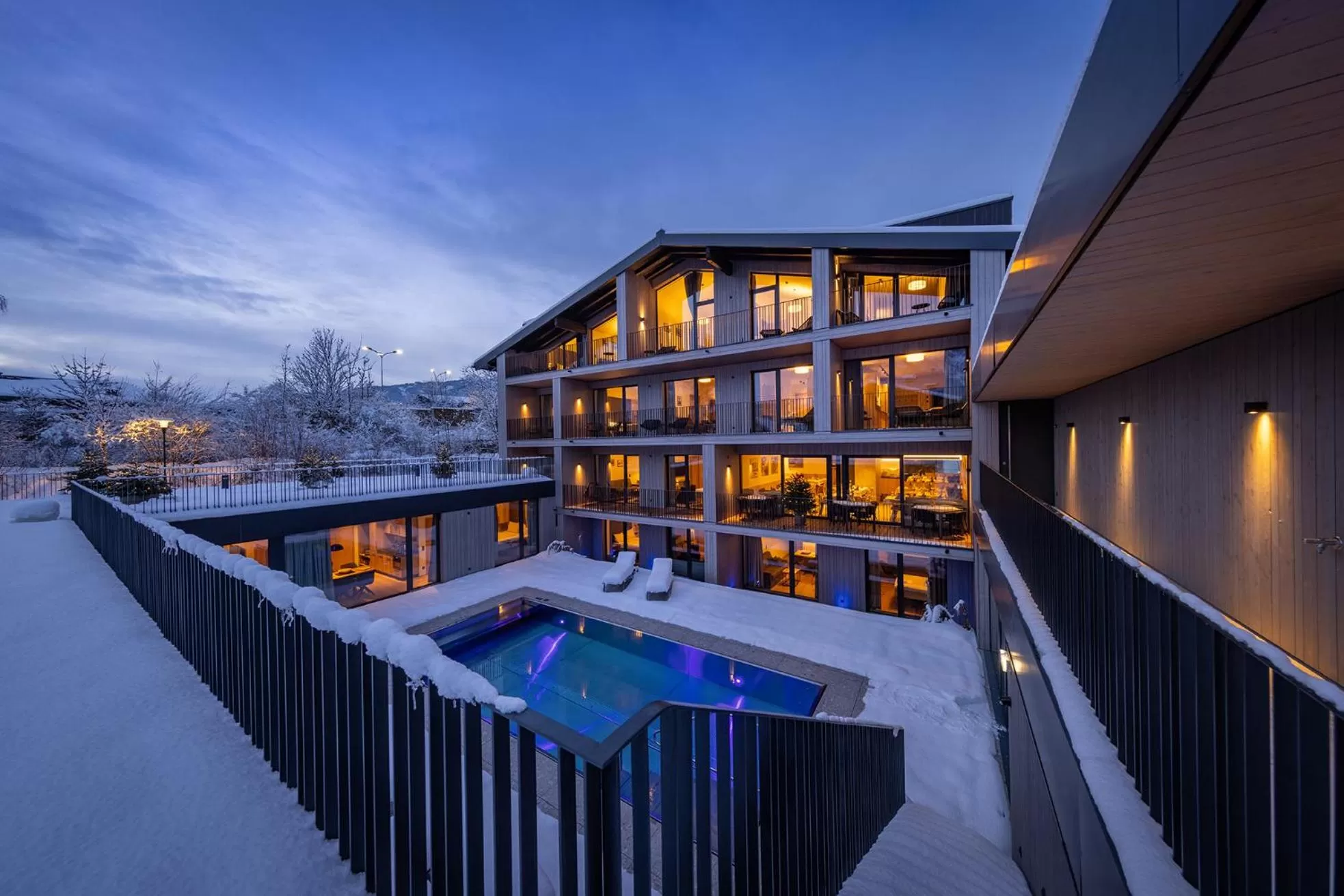 Property building in Emma Deluxe Aparthotel direkt beim Skibus