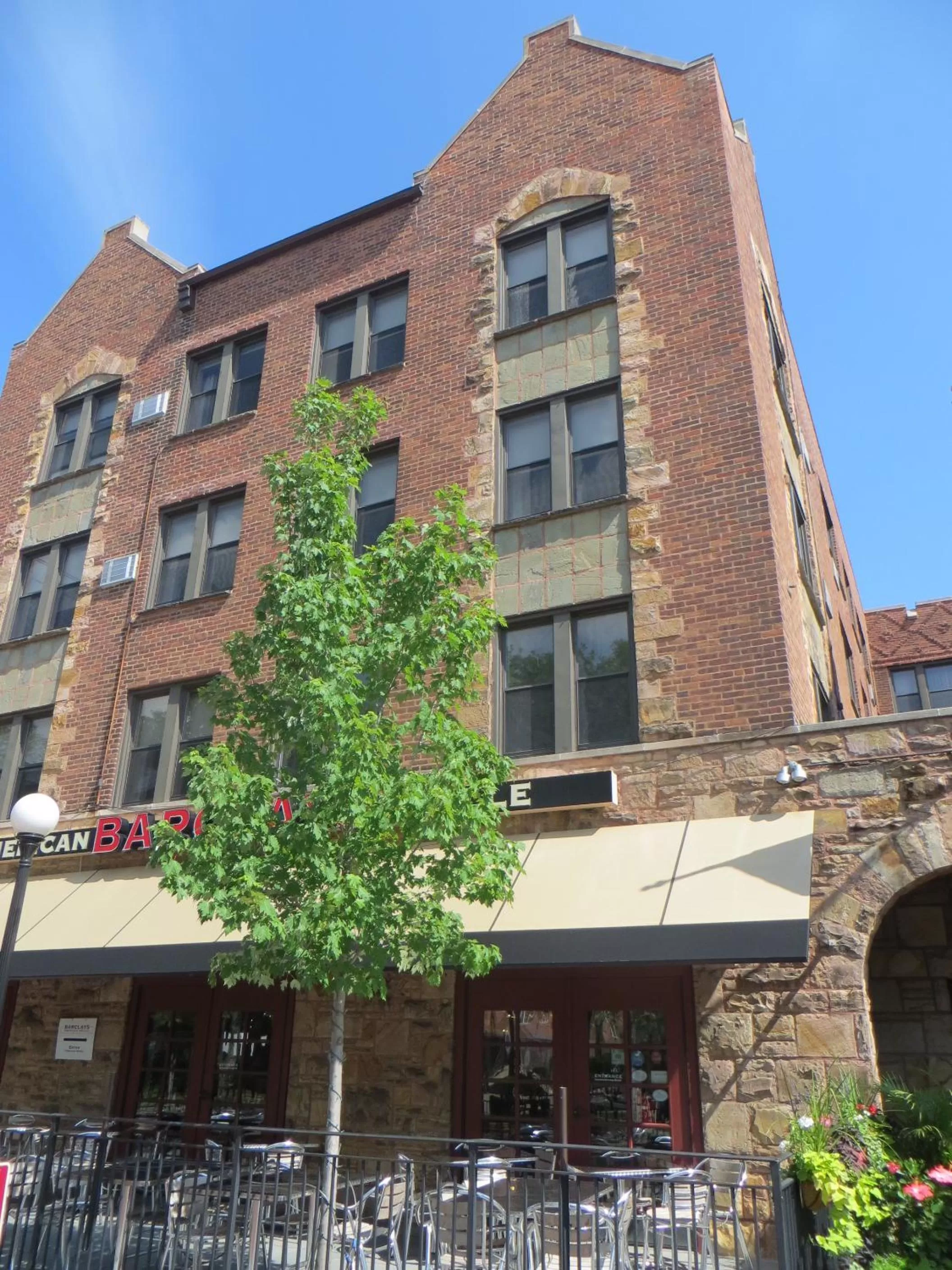 Facade/entrance in Carleton of Oak Park